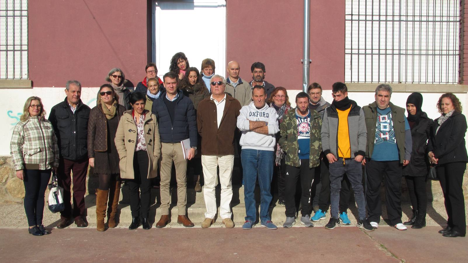 Autoridades, monitores y alumnos de jardinería.