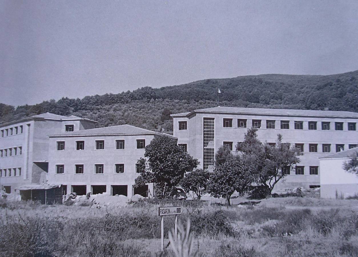 El instituto acabándose, visto desde la carretera cuando estaba libre de edificaciones. 