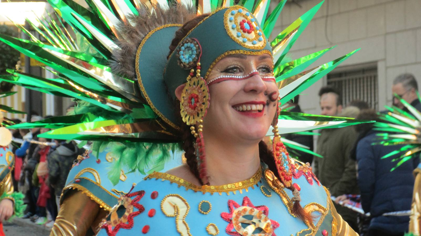 El primer desfile, sobresaliente en calidad, colorido, participación y animación