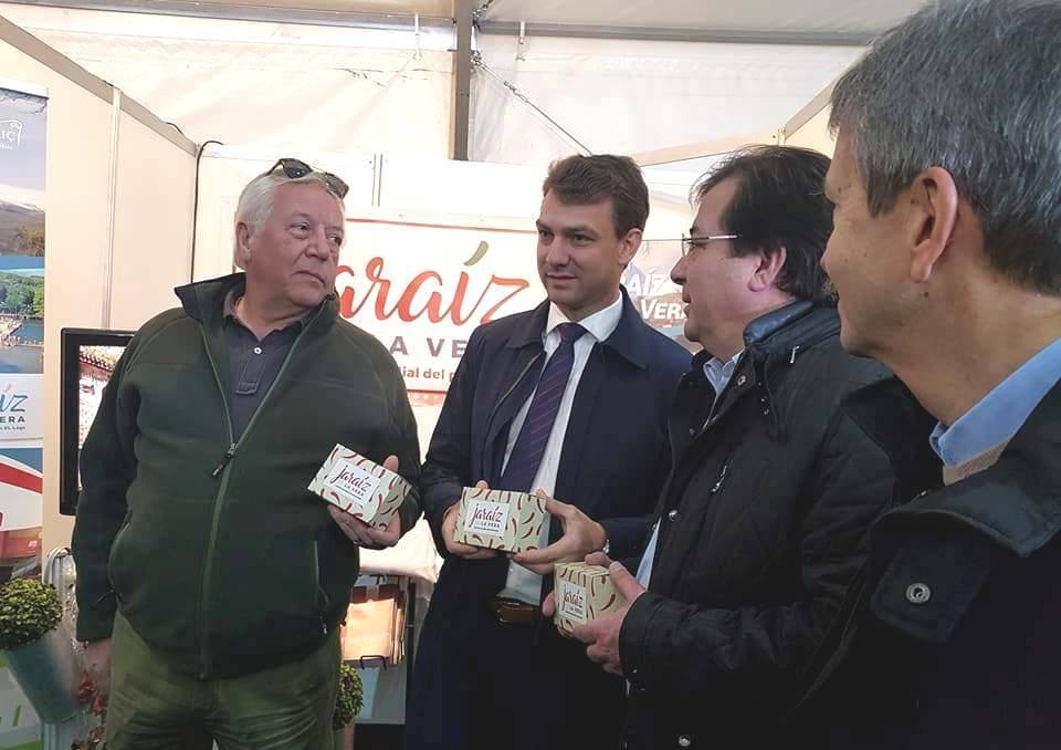 El presidente de la Junta, Fernández Vara, en el expositor de Jaraíz.