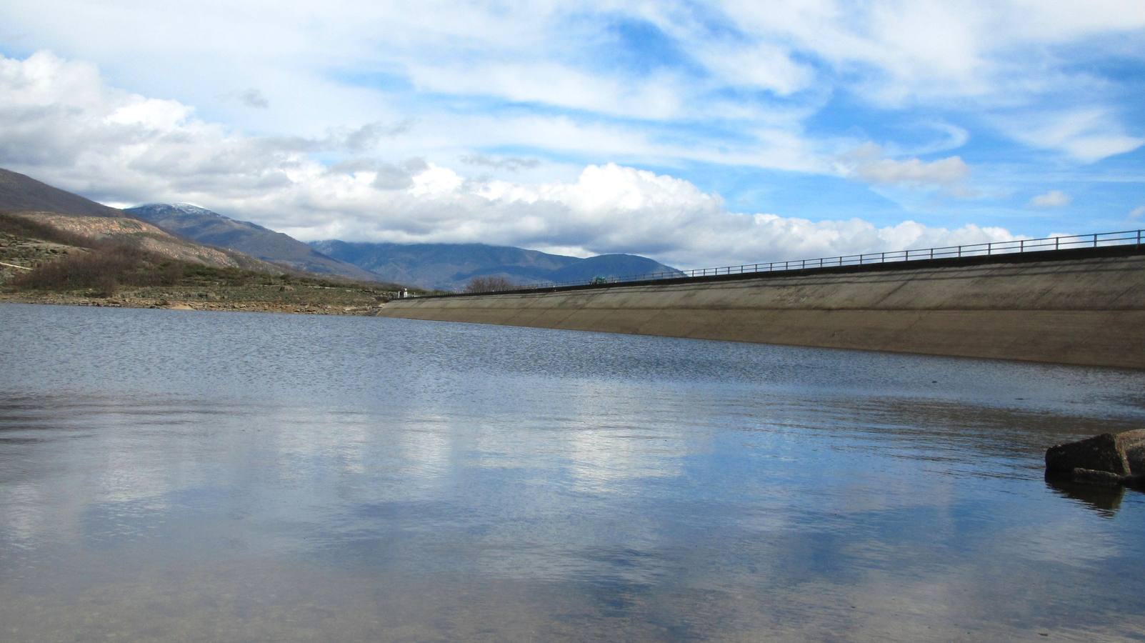 La presa de las Majadillas, a punto de empezar a aliviar agua