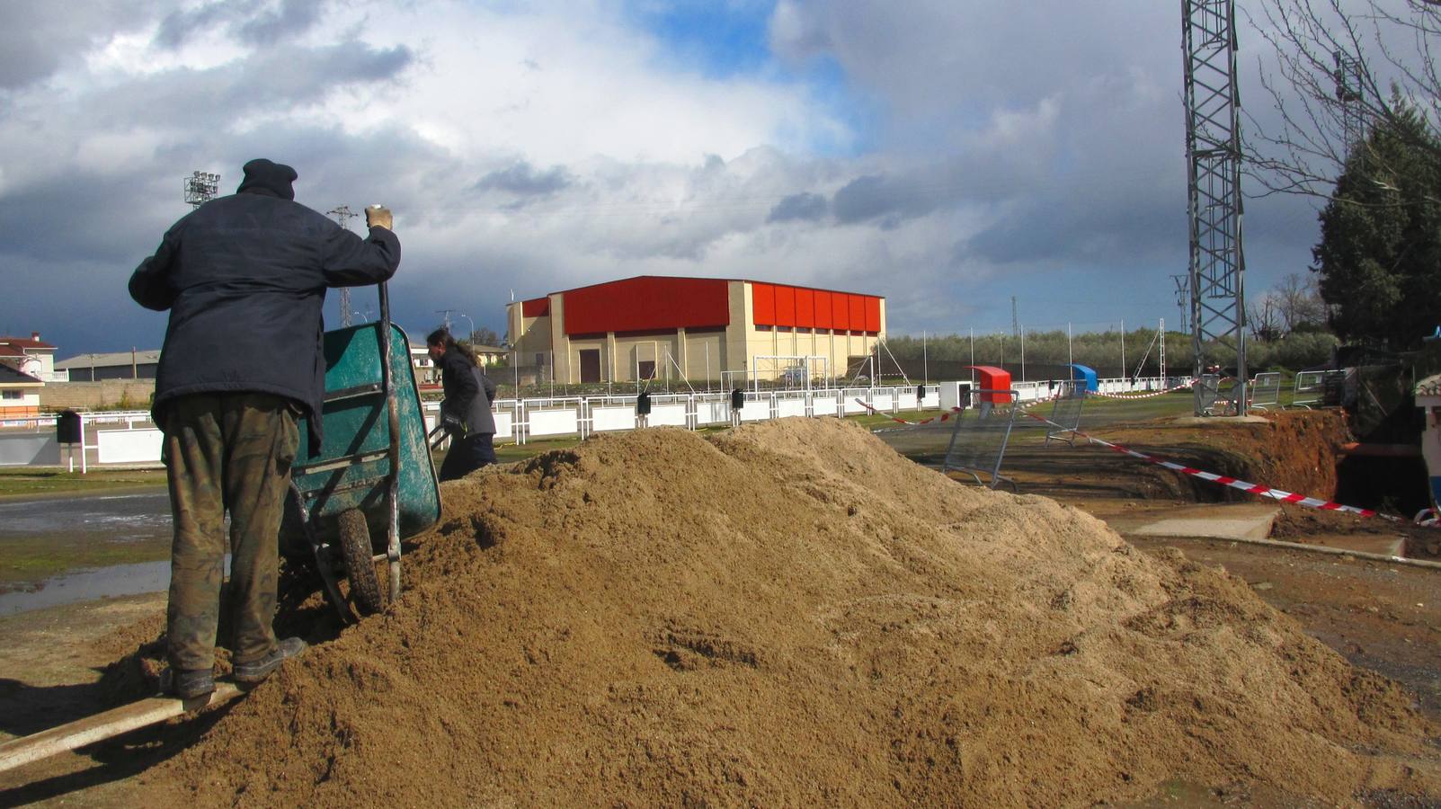 Construyen un muro de contención entre el campo de fútbol y las piscinas