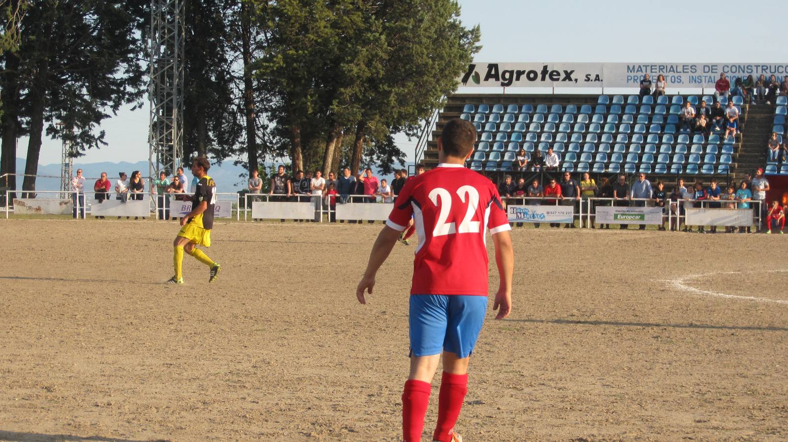 Campo de fútbol de Jaraíz, en tierra.