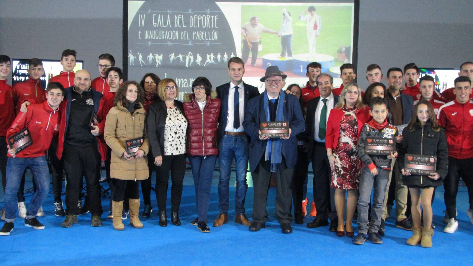 Deportistas premiados y autoridades, al término de la gala. 