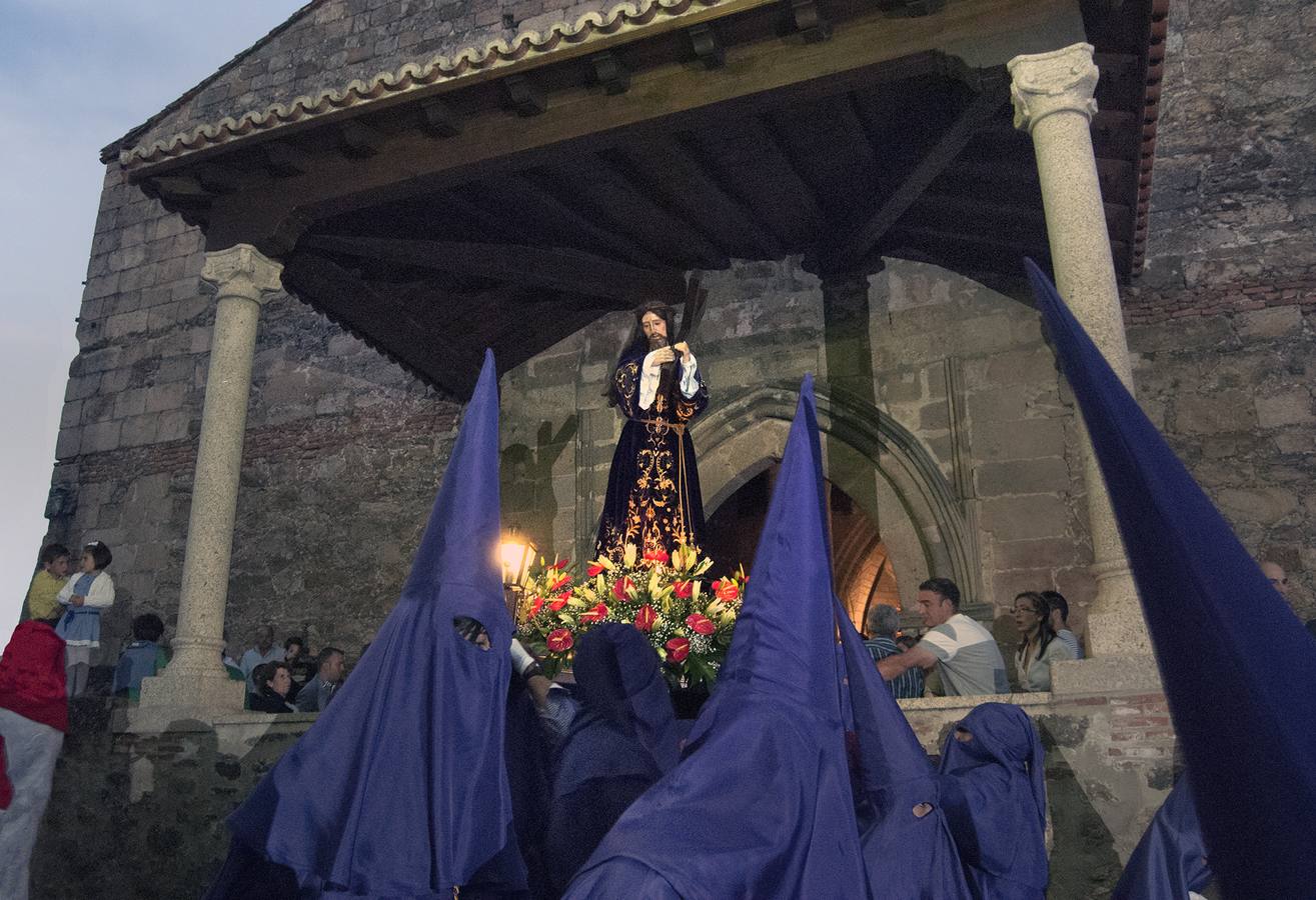 Procesión conjunta de las dos parroquias de largo recorrido