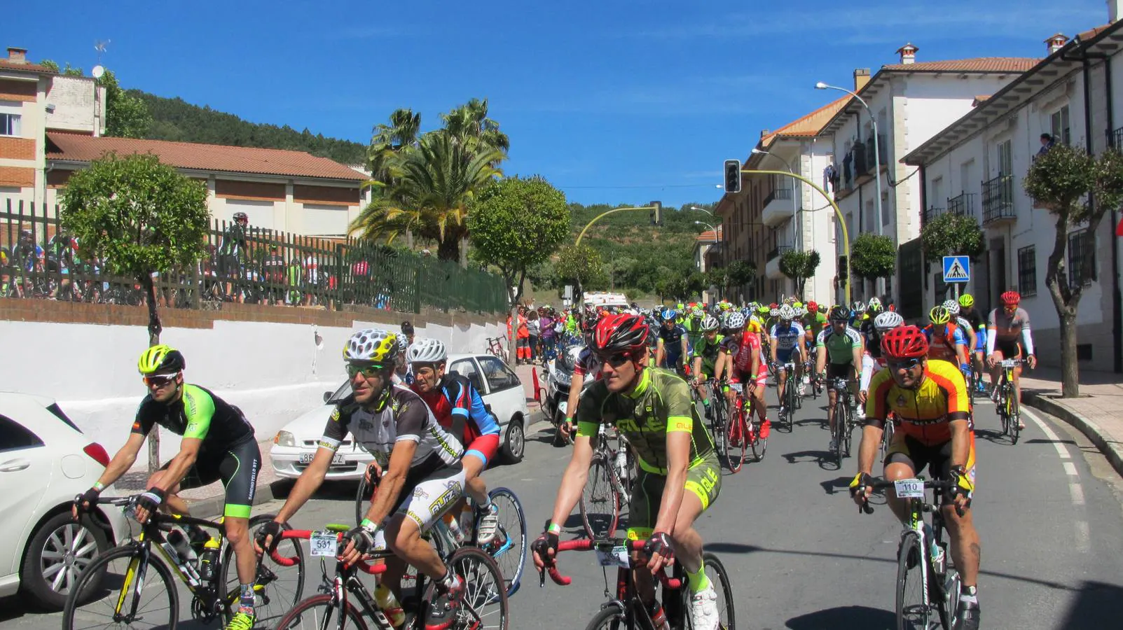 Ciclistas, el pasado año, por el casco urbano de Jaraíz. P.D.CRUZ