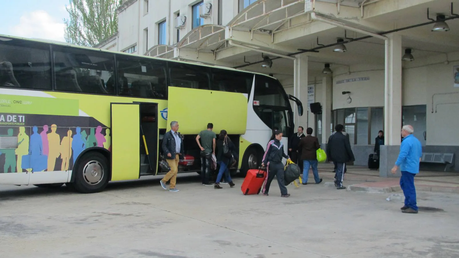 Viajeros en la estación de autobuses de Jaraíz. 