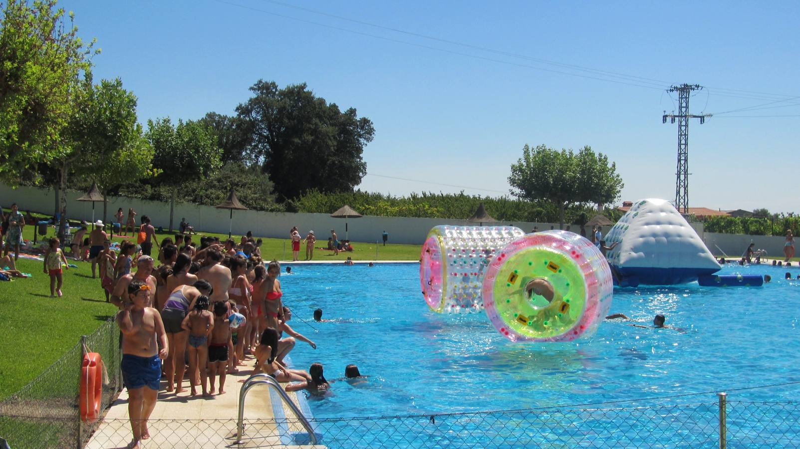El Ayuntamiento convoca la bolsa de trabajo para los puestos de las piscinas municipales