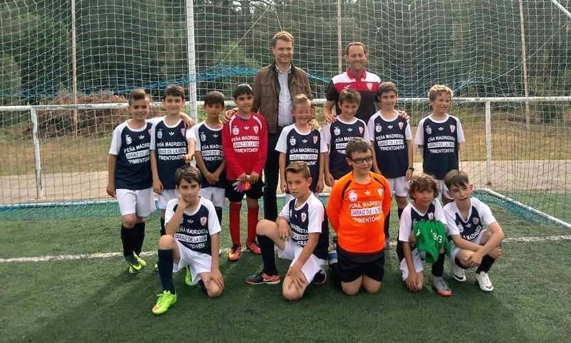 El equipo benjamín, con el alcalde, que el miércoles jugó un amistoso en Talayuela 