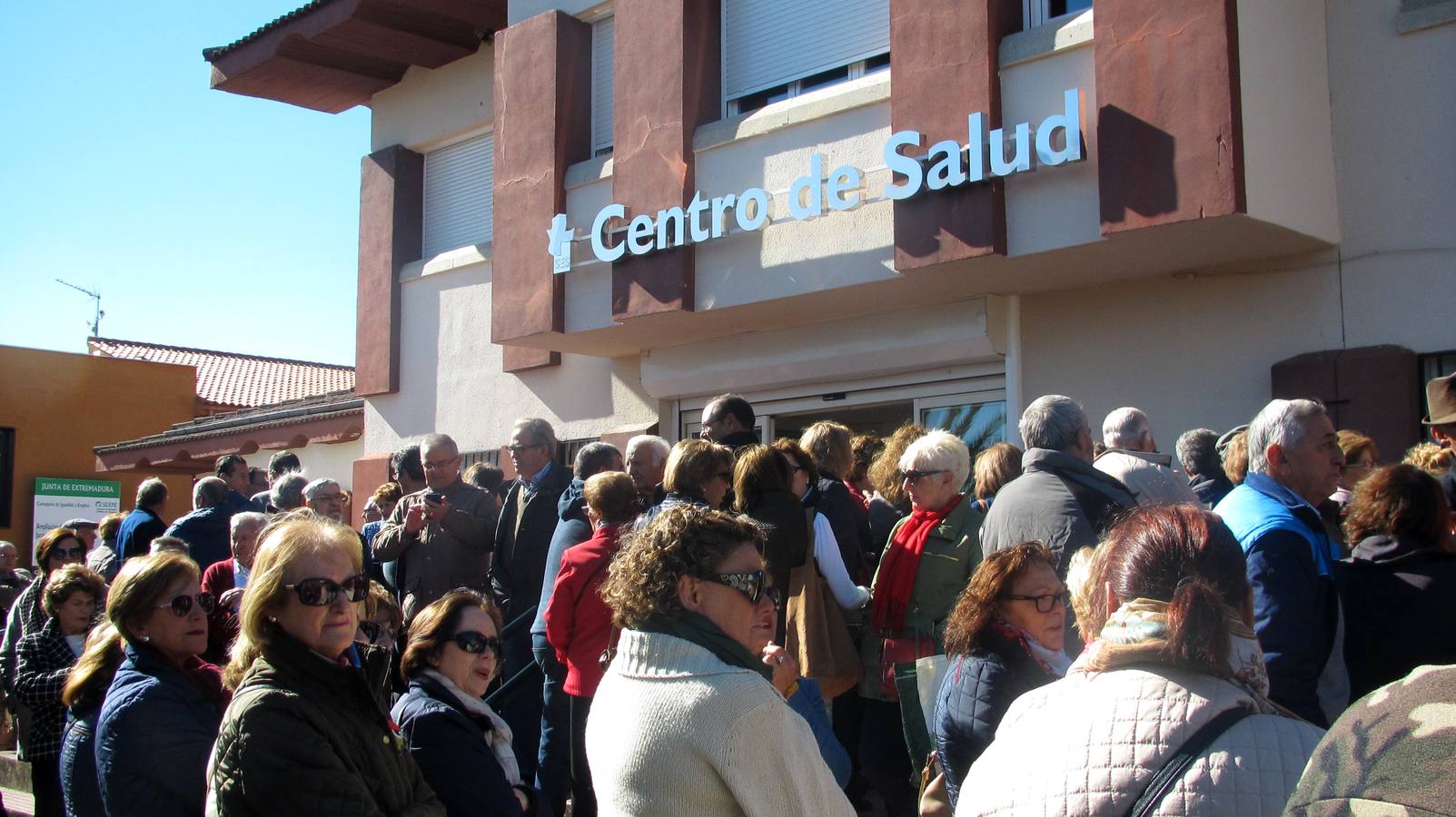 Medio millar de personas se concentran en el centro de salud