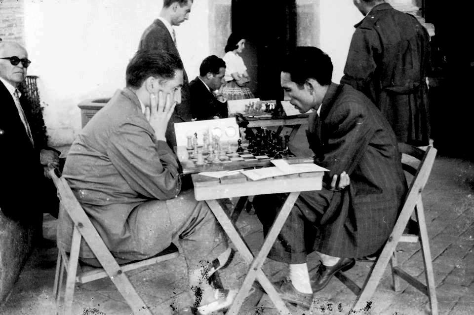 Julio Romero, a la izquierda, jugando una de las partidas de Yuste.