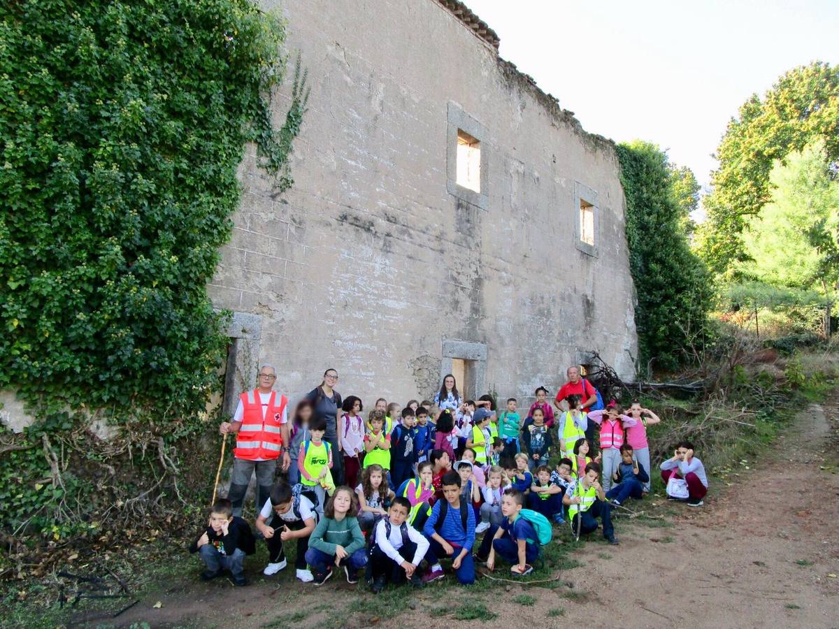 El grupo senderista Retama realiza una salida al campo con los alumnos del colegio Ejido