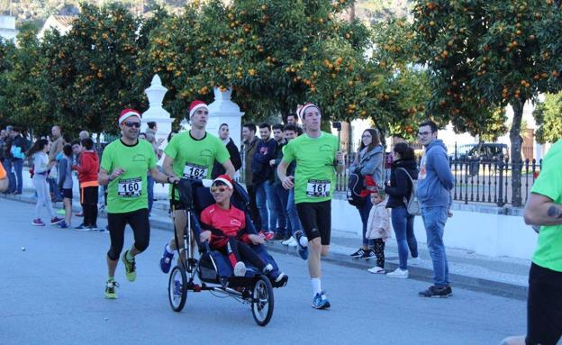 Él jerezano Álvaro Amaro García hizo los ocho kilómetros del recorrido en su silla especial y acompañado por un grupo de amigos.