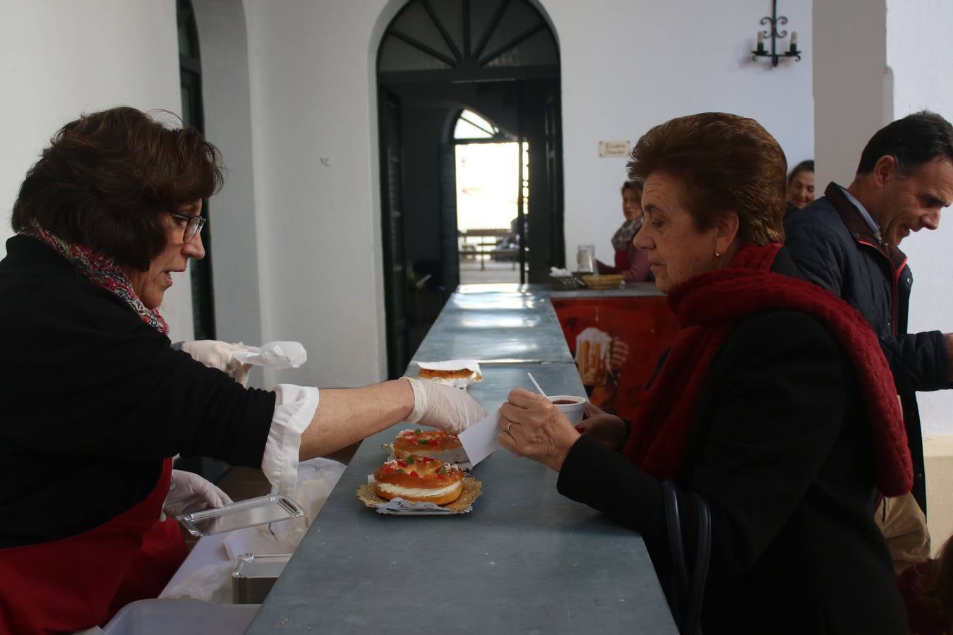 Cientos de personas dieron su apoyo a la Asociación de Familiares de Personas con Alzheimer y otras demencias de Jerez y Comarca en la celebración de su gran Chocolata con roscón de Reyes. La cita, celebrada en la Casa de la Iglesia, contó con la participación de jóvenes de la Cofradía del Señor Coronado de Espinas que alimentaron la ilusión de los más pequeños con manualidades y talleres. Desde la citada Asociación se ha agradecido de manera mu y especial el apoyo del cocinero jerezano Tomás Carbonero Caraballo, el citado grupo joven, la Parroquia de Jerez de los Caballeros, la empresa Decajón, la Pastelería 'Luis Avellí', supermercado Casa Dolores y la empresa Doher. También la ayuda de: el Centro de Educación Infantil Espíritu Santo, la Asociación de Madres y Padres de Alumnos del Colegio El Rodeo, el Colegio Sotomayor y Terrazas, la familia de Joaquina García González y de otras personas y empresas, a la hora de hacer posible este evento que resultó todo un éxito y que, según ha destacado contribuirá a dar continuidad a la atención y apoyo a las personas que conviven con la enfermedad de Alzheimer.