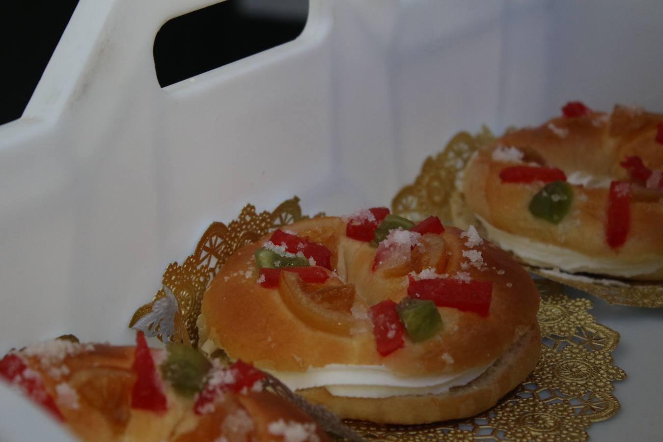 Cientos de personas dieron su apoyo a la Asociación de Familiares de Personas con Alzheimer y otras demencias de Jerez y Comarca en la celebración de su gran Chocolata con roscón de Reyes. La cita, celebrada en la Casa de la Iglesia, contó con la participación de jóvenes de la Cofradía del Señor Coronado de Espinas que alimentaron la ilusión de los más pequeños con manualidades y talleres. Desde la citada Asociación se ha agradecido de manera mu y especial el apoyo del cocinero jerezano Tomás Carbonero Caraballo, el citado grupo joven, la Parroquia de Jerez de los Caballeros, la empresa Decajón, la Pastelería 'Luis Avellí', supermercado Casa Dolores y la empresa Doher. También la ayuda de: el Centro de Educación Infantil Espíritu Santo, la Asociación de Madres y Padres de Alumnos del Colegio El Rodeo, el Colegio Sotomayor y Terrazas, la familia de Joaquina García González y de otras personas y empresas, a la hora de hacer posible este evento que resultó todo un éxito y que, según ha destacado contribuirá a dar continuidad a la atención y apoyo a las personas que conviven con la enfermedad de Alzheimer.