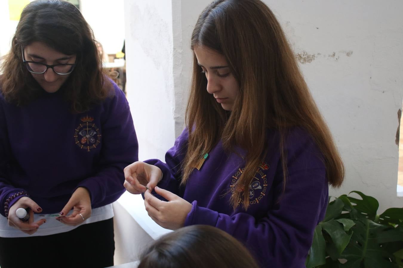 Cientos de personas dieron su apoyo a la Asociación de Familiares de Personas con Alzheimer y otras demencias de Jerez y Comarca en la celebración de su gran Chocolata con roscón de Reyes. La cita, celebrada en la Casa de la Iglesia, contó con la participación de jóvenes de la Cofradía del Señor Coronado de Espinas que alimentaron la ilusión de los más pequeños con manualidades y talleres. Desde la citada Asociación se ha agradecido de manera mu y especial el apoyo del cocinero jerezano Tomás Carbonero Caraballo, el citado grupo joven, la Parroquia de Jerez de los Caballeros, la empresa Decajón, la Pastelería 'Luis Avellí', supermercado Casa Dolores y la empresa Doher. También la ayuda de: el Centro de Educación Infantil Espíritu Santo, la Asociación de Madres y Padres de Alumnos del Colegio El Rodeo, el Colegio Sotomayor y Terrazas, la familia de Joaquina García González y de otras personas y empresas, a la hora de hacer posible este evento que resultó todo un éxito y que, según ha destacado contribuirá a dar continuidad a la atención y apoyo a las personas que conviven con la enfermedad de Alzheimer.