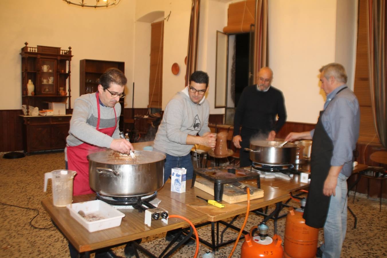 Cientos de personas dieron su apoyo a la Asociación de Familiares de Personas con Alzheimer y otras demencias de Jerez y Comarca en la celebración de su gran Chocolata con roscón de Reyes. La cita, celebrada en la Casa de la Iglesia, contó con la participación de jóvenes de la Cofradía del Señor Coronado de Espinas que alimentaron la ilusión de los más pequeños con manualidades y talleres. Desde la citada Asociación se ha agradecido de manera mu y especial el apoyo del cocinero jerezano Tomás Carbonero Caraballo, el citado grupo joven, la Parroquia de Jerez de los Caballeros, la empresa Decajón, la Pastelería 'Luis Avellí', supermercado Casa Dolores y la empresa Doher. También la ayuda de: el Centro de Educación Infantil Espíritu Santo, la Asociación de Madres y Padres de Alumnos del Colegio El Rodeo, el Colegio Sotomayor y Terrazas, la familia de Joaquina García González y de otras personas y empresas, a la hora de hacer posible este evento que resultó todo un éxito y que, según ha destacado contribuirá a dar continuidad a la atención y apoyo a las personas que conviven con la enfermedad de Alzheimer.