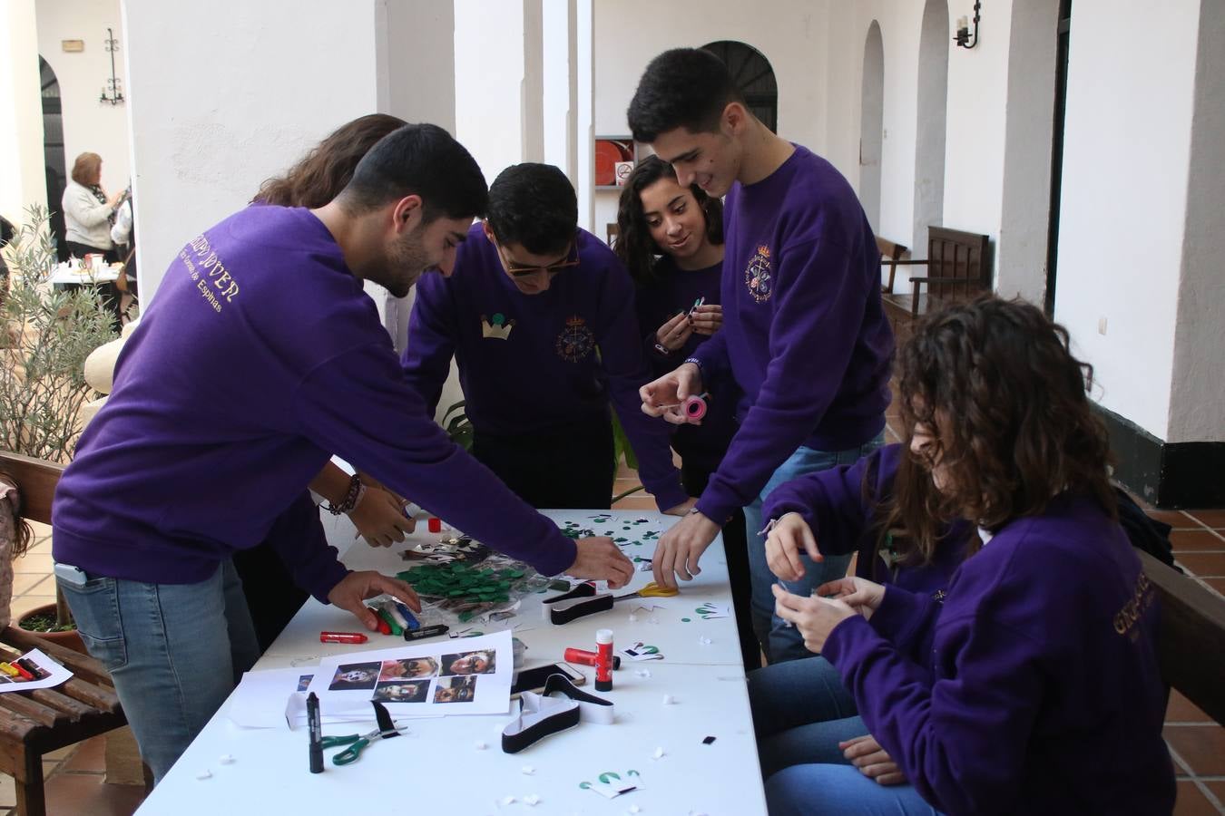 Cientos de personas dieron su apoyo a la Asociación de Familiares de Personas con Alzheimer y otras demencias de Jerez y Comarca en la celebración de su gran Chocolata con roscón de Reyes. La cita, celebrada en la Casa de la Iglesia, contó con la participación de jóvenes de la Cofradía del Señor Coronado de Espinas que alimentaron la ilusión de los más pequeños con manualidades y talleres. Desde la citada Asociación se ha agradecido de manera mu y especial el apoyo del cocinero jerezano Tomás Carbonero Caraballo, el citado grupo joven, la Parroquia de Jerez de los Caballeros, la empresa Decajón, la Pastelería 'Luis Avellí', supermercado Casa Dolores y la empresa Doher. También la ayuda de: el Centro de Educación Infantil Espíritu Santo, la Asociación de Madres y Padres de Alumnos del Colegio El Rodeo, el Colegio Sotomayor y Terrazas, la familia de Joaquina García González y de otras personas y empresas, a la hora de hacer posible este evento que resultó todo un éxito y que, según ha destacado contribuirá a dar continuidad a la atención y apoyo a las personas que conviven con la enfermedad de Alzheimer.