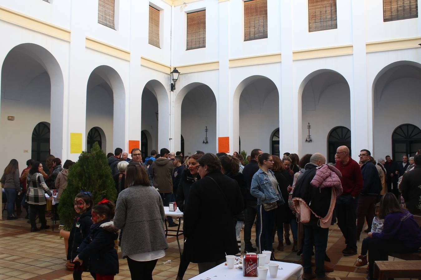 Cientos de personas dieron su apoyo a la Asociación de Familiares de Personas con Alzheimer y otras demencias de Jerez y Comarca en la celebración de su gran Chocolata con roscón de Reyes. La cita, celebrada en la Casa de la Iglesia, contó con la participación de jóvenes de la Cofradía del Señor Coronado de Espinas que alimentaron la ilusión de los más pequeños con manualidades y talleres. Desde la citada Asociación se ha agradecido de manera mu y especial el apoyo del cocinero jerezano Tomás Carbonero Caraballo, el citado grupo joven, la Parroquia de Jerez de los Caballeros, la empresa Decajón, la Pastelería 'Luis Avellí', supermercado Casa Dolores y la empresa Doher. También la ayuda de: el Centro de Educación Infantil Espíritu Santo, la Asociación de Madres y Padres de Alumnos del Colegio El Rodeo, el Colegio Sotomayor y Terrazas, la familia de Joaquina García González y de otras personas y empresas, a la hora de hacer posible este evento que resultó todo un éxito y que, según ha destacado contribuirá a dar continuidad a la atención y apoyo a las personas que conviven con la enfermedad de Alzheimer.