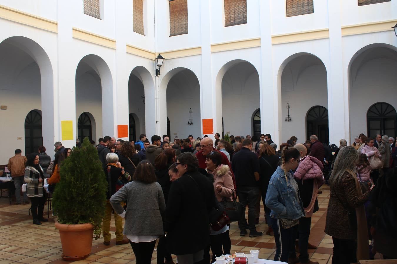 Cientos de personas dieron su apoyo a la Asociación de Familiares de Personas con Alzheimer y otras demencias de Jerez y Comarca en la celebración de su gran Chocolata con roscón de Reyes. La cita, celebrada en la Casa de la Iglesia, contó con la participación de jóvenes de la Cofradía del Señor Coronado de Espinas que alimentaron la ilusión de los más pequeños con manualidades y talleres. Desde la citada Asociación se ha agradecido de manera mu y especial el apoyo del cocinero jerezano Tomás Carbonero Caraballo, el citado grupo joven, la Parroquia de Jerez de los Caballeros, la empresa Decajón, la Pastelería 'Luis Avellí', supermercado Casa Dolores y la empresa Doher. También la ayuda de: el Centro de Educación Infantil Espíritu Santo, la Asociación de Madres y Padres de Alumnos del Colegio El Rodeo, el Colegio Sotomayor y Terrazas, la familia de Joaquina García González y de otras personas y empresas, a la hora de hacer posible este evento que resultó todo un éxito y que, según ha destacado contribuirá a dar continuidad a la atención y apoyo a las personas que conviven con la enfermedad de Alzheimer.