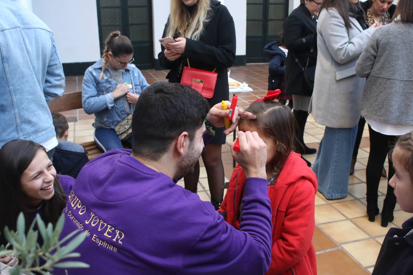 Cientos de personas dieron su apoyo a la Asociación de Familiares de Personas con Alzheimer y otras demencias de Jerez y Comarca en la celebración de su gran Chocolata con roscón de Reyes. La cita, celebrada en la Casa de la Iglesia, contó con la participación de jóvenes de la Cofradía del Señor Coronado de Espinas que alimentaron la ilusión de los más pequeños con manualidades y talleres. Desde la citada Asociación se ha agradecido de manera mu y especial el apoyo del cocinero jerezano Tomás Carbonero Caraballo, el citado grupo joven, la Parroquia de Jerez de los Caballeros, la empresa Decajón, la Pastelería 'Luis Avellí', supermercado Casa Dolores y la empresa Doher. También la ayuda de: el Centro de Educación Infantil Espíritu Santo, la Asociación de Madres y Padres de Alumnos del Colegio El Rodeo, el Colegio Sotomayor y Terrazas, la familia de Joaquina García González y de otras personas y empresas, a la hora de hacer posible este evento que resultó todo un éxito y que, según ha destacado contribuirá a dar continuidad a la atención y apoyo a las personas que conviven con la enfermedad de Alzheimer.