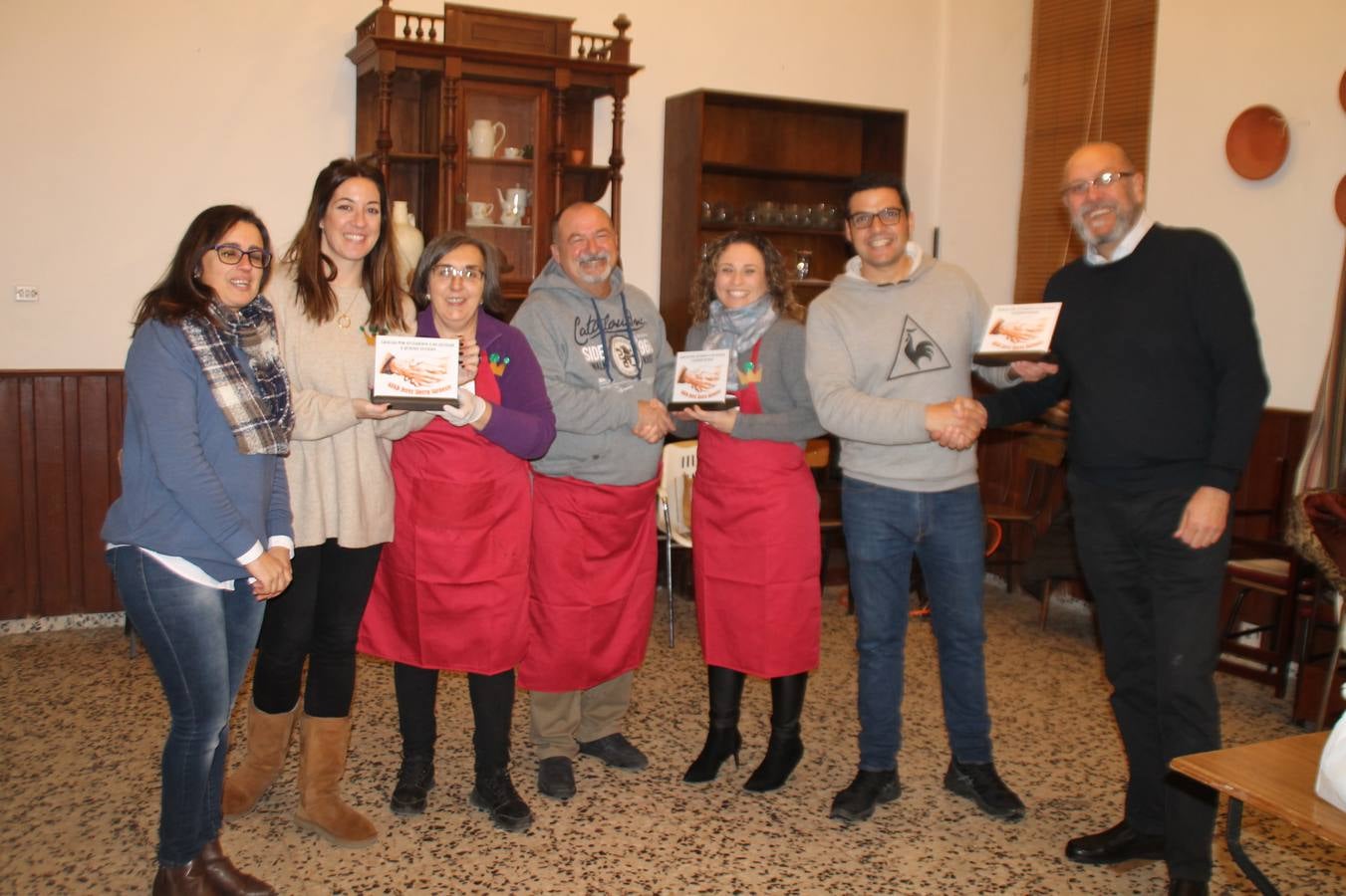 Cientos de personas dieron su apoyo a la Asociación de Familiares de Personas con Alzheimer y otras demencias de Jerez y Comarca en la celebración de su gran Chocolata con roscón de Reyes. La cita, celebrada en la Casa de la Iglesia, contó con la participación de jóvenes de la Cofradía del Señor Coronado de Espinas que alimentaron la ilusión de los más pequeños con manualidades y talleres. Desde la citada Asociación se ha agradecido de manera mu y especial el apoyo del cocinero jerezano Tomás Carbonero Caraballo, el citado grupo joven, la Parroquia de Jerez de los Caballeros, la empresa Decajón, la Pastelería 'Luis Avellí', supermercado Casa Dolores y la empresa Doher. También la ayuda de: el Centro de Educación Infantil Espíritu Santo, la Asociación de Madres y Padres de Alumnos del Colegio El Rodeo, el Colegio Sotomayor y Terrazas, la familia de Joaquina García González y de otras personas y empresas, a la hora de hacer posible este evento que resultó todo un éxito y que, según ha destacado contribuirá a dar continuidad a la atención y apoyo a las personas que conviven con la enfermedad de Alzheimer.