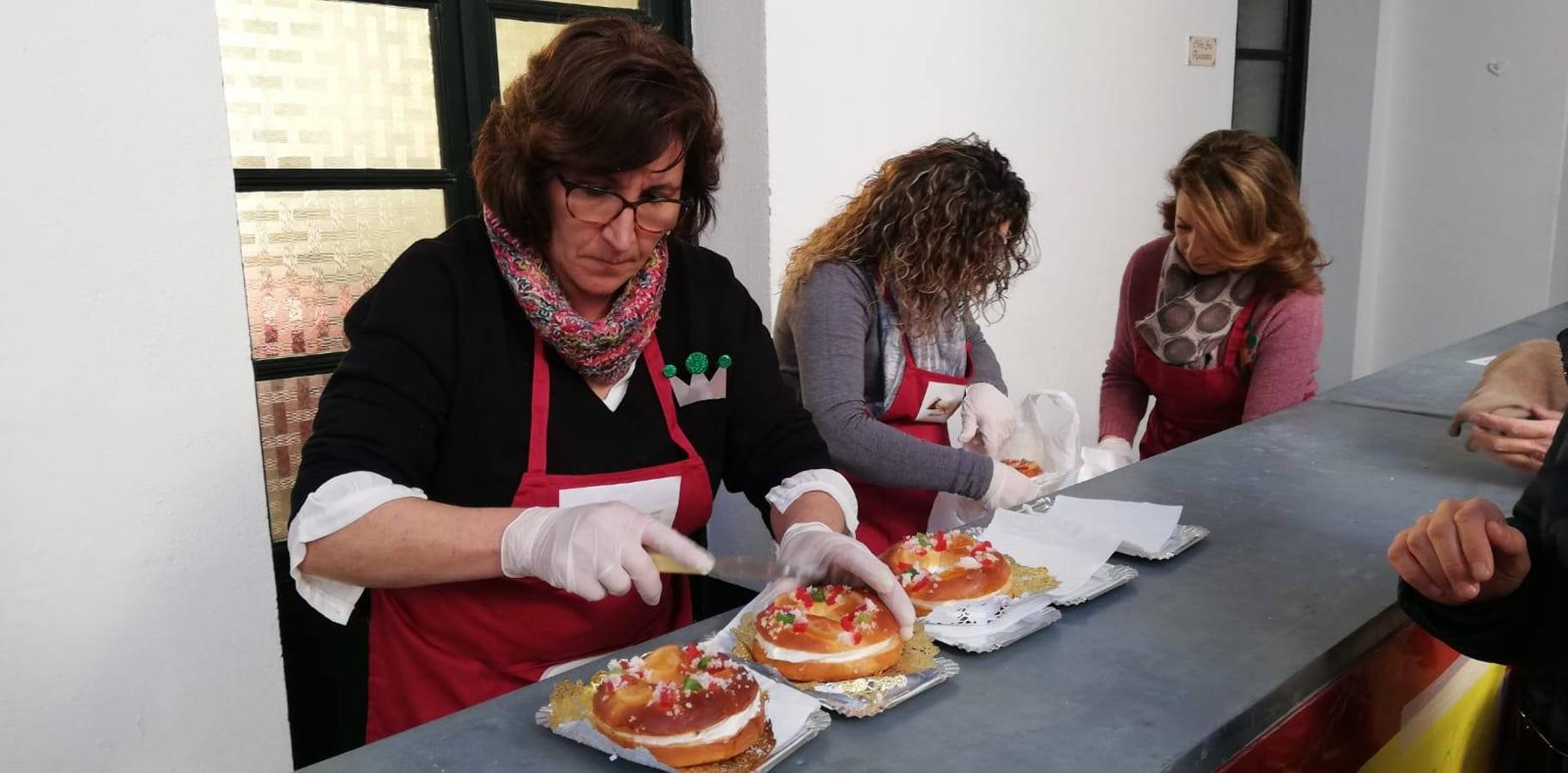 Cientos de personas dieron su apoyo a la Asociación de Familiares de Personas con Alzheimer y otras demencias de Jerez y Comarca en la celebración de su gran Chocolata con roscón de Reyes. La cita, celebrada en la Casa de la Iglesia, contó con la participación de jóvenes de la Cofradía del Señor Coronado de Espinas que alimentaron la ilusión de los más pequeños con manualidades y talleres. Desde la citada Asociación se ha agradecido de manera mu y especial el apoyo del cocinero jerezano Tomás Carbonero Caraballo, el citado grupo joven, la Parroquia de Jerez de los Caballeros, la empresa Decajón, la Pastelería 'Luis Avellí', supermercado Casa Dolores y la empresa Doher. También la ayuda de: el Centro de Educación Infantil Espíritu Santo, la Asociación de Madres y Padres de Alumnos del Colegio El Rodeo, el Colegio Sotomayor y Terrazas, la familia de Joaquina García González y de otras personas y empresas, a la hora de hacer posible este evento que resultó todo un éxito y que, según ha destacado contribuirá a dar continuidad a la atención y apoyo a las personas que conviven con la enfermedad de Alzheimer.