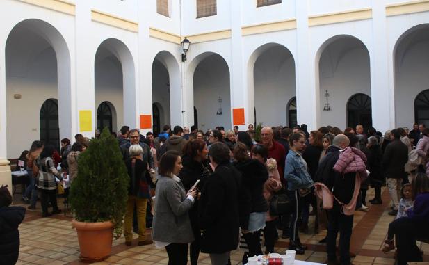 Asistentes a la chocolatada en la Casa de la Iglesia.