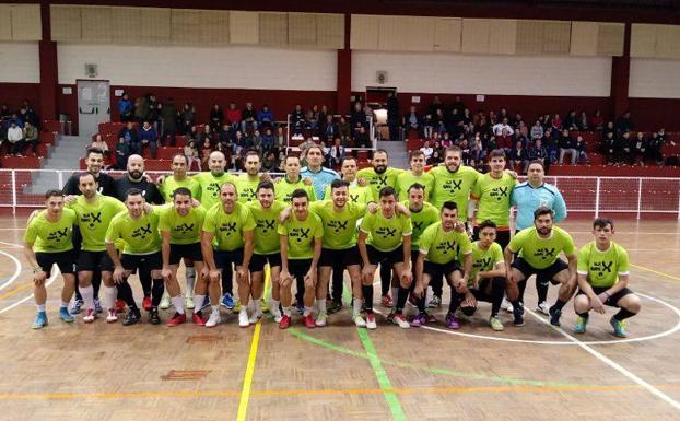 Componentes de los dos equipos junto a árbitros orrganizadores de la cita.