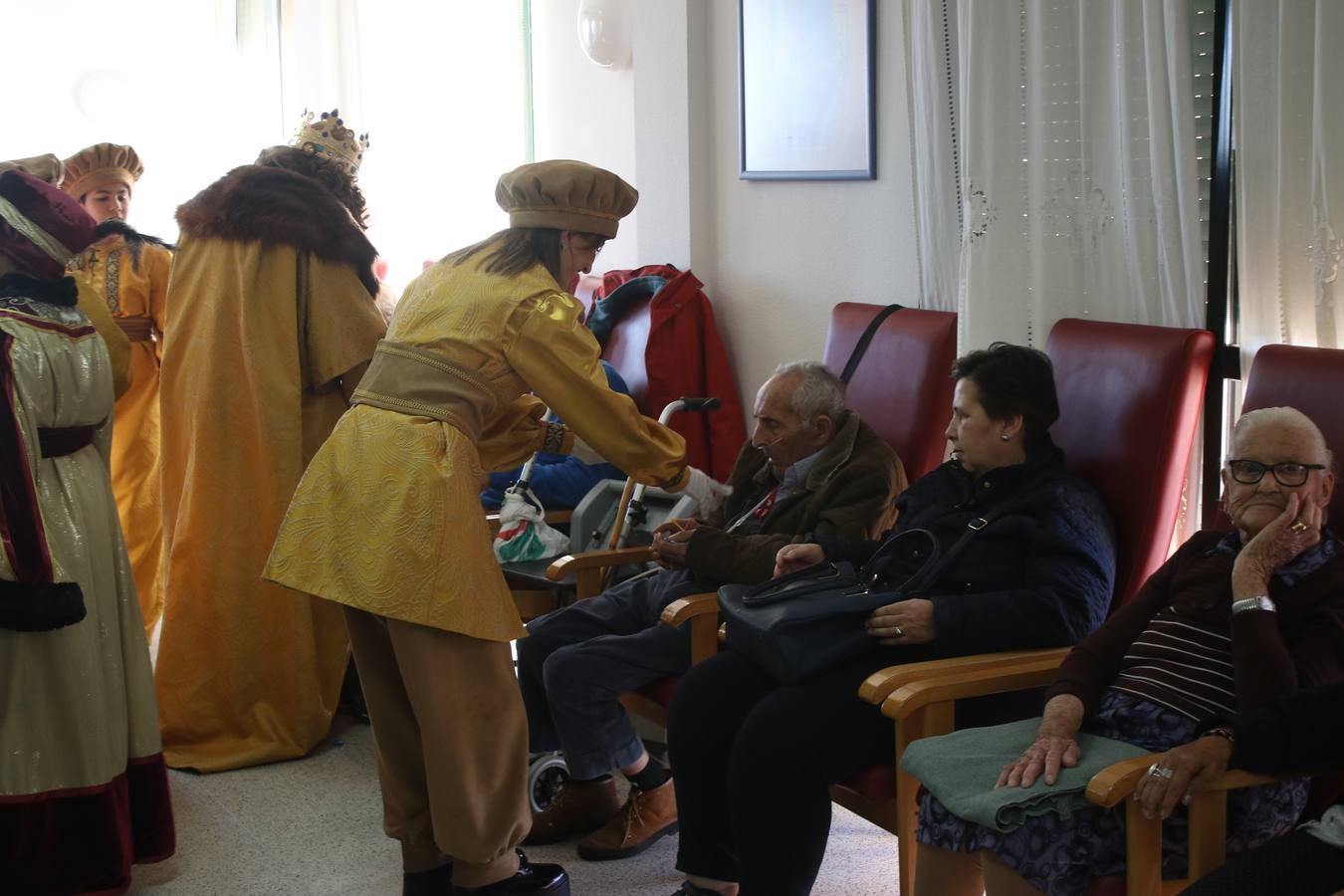 Jerez de los Caballeros se inundó de magia, ilusión y colorido con su tradicional Cabalgata de Reyes Magos. Primero, fueron los mayores de la Residencia Hernando de Soto quienes disfrutaron de la presencia de sus Majestades de Oriente junto a la visita de autoridades y miembros de las distintas cofradías y hermandades. Desde el Ayuntamiento se había dispuesto este año un recorrido distinto y el el entorno del citado centro, junto al parque de Santa Lucía, fue el punto de partida de una cabalgata que vivió uno de sus momentos más extraordinarios en la Plaza de España con mucha presencia de público. Junto a los tronos de Melchor, Gaspar y Baltasar, carrozas realizadas por el Ayuntamiento, destacó la participación de asociaciones y colectivos: vecinos de La Bazana, 'Euexia Rural', la Asociación cultural del Belén Santa Ángela y la Asociación juvenil 'La Trouppe', que con más de 100 componentes ofreció un gran espectáculo con la recreación de la fantasía de 'El Rey león'. La música acrecentó el ambiente de ilusión, con los sones de la Agrupación Musical 'Nuestro Padre Jesús Nazareno' y la Agrupación Musical 'Maestro Sousa' de la OJE. Los más pequeños vivieron la cita con emoción y fueron los verdaderos protagonistas del mejor prólogo de una de las noches más especiales del año.Además del amplio despliegue de fantasía y colorido, estuvo la labor de: Policía Local, Cruz Roja, Protección Civil, Bomberos, Guardia Civil, para el buen desarrollo de este evento.