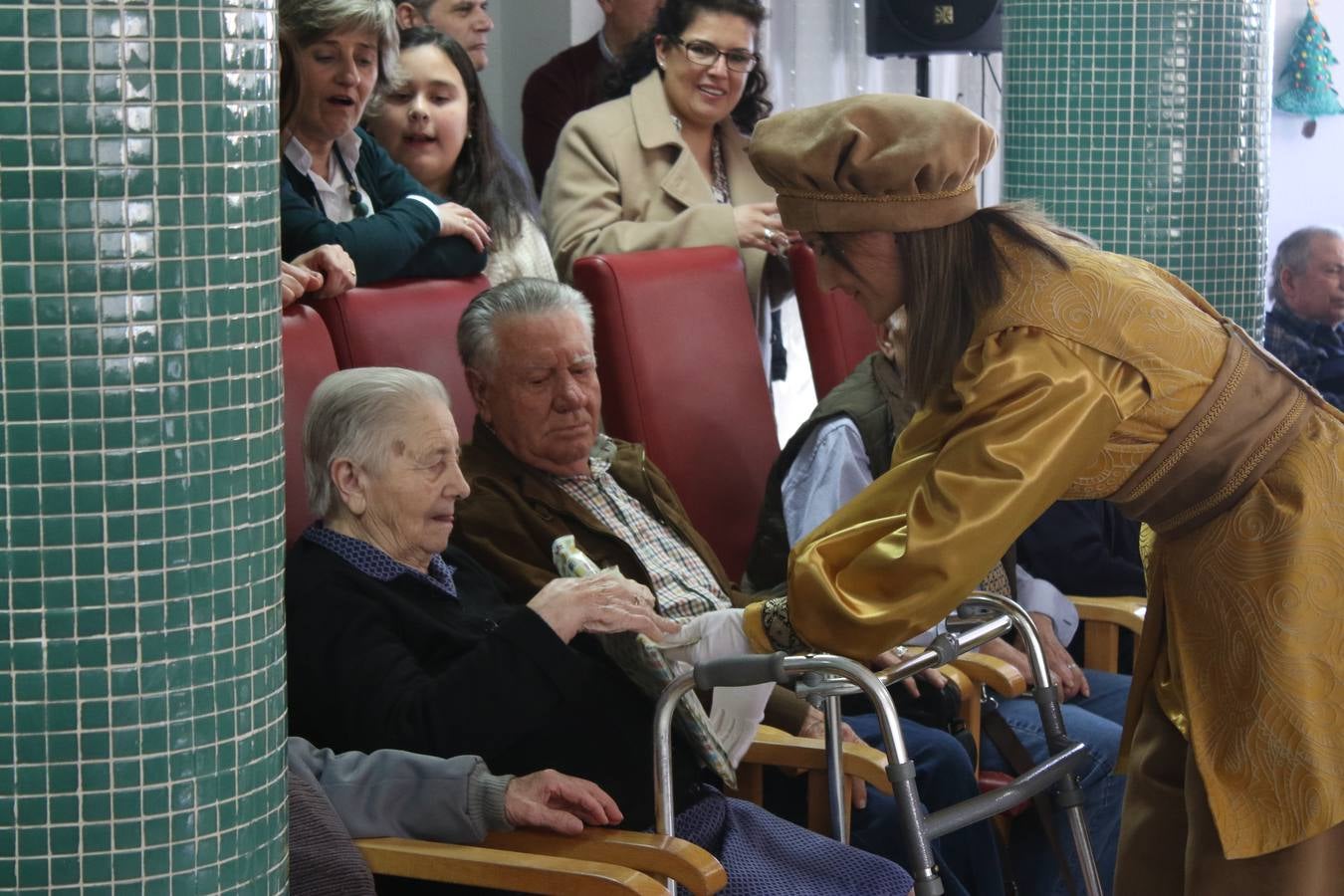 Jerez de los Caballeros se inundó de magia, ilusión y colorido con su tradicional Cabalgata de Reyes Magos. Primero, fueron los mayores de la Residencia Hernando de Soto quienes disfrutaron de la presencia de sus Majestades de Oriente junto a la visita de autoridades y miembros de las distintas cofradías y hermandades. Desde el Ayuntamiento se había dispuesto este año un recorrido distinto y el el entorno del citado centro, junto al parque de Santa Lucía, fue el punto de partida de una cabalgata que vivió uno de sus momentos más extraordinarios en la Plaza de España con mucha presencia de público. Junto a los tronos de Melchor, Gaspar y Baltasar, carrozas realizadas por el Ayuntamiento, destacó la participación de asociaciones y colectivos: vecinos de La Bazana, 'Euexia Rural', la Asociación cultural del Belén Santa Ángela y la Asociación juvenil 'La Trouppe', que con más de 100 componentes ofreció un gran espectáculo con la recreación de la fantasía de 'El Rey león'. La música acrecentó el ambiente de ilusión, con los sones de la Agrupación Musical 'Nuestro Padre Jesús Nazareno' y la Agrupación Musical 'Maestro Sousa' de la OJE. Los más pequeños vivieron la cita con emoción y fueron los verdaderos protagonistas del mejor prólogo de una de las noches más especiales del año.Además del amplio despliegue de fantasía y colorido, estuvo la labor de: Policía Local, Cruz Roja, Protección Civil, Bomberos, Guardia Civil, para el buen desarrollo de este evento.