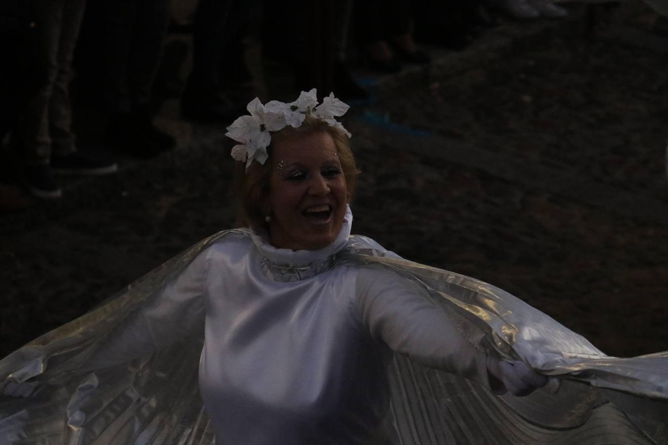 Jerez de los Caballeros se inundó de magia, ilusión y colorido con su tradicional Cabalgata de Reyes Magos. Primero, fueron los mayores de la Residencia Hernando de Soto quienes disfrutaron de la presencia de sus Majestades de Oriente junto a la visita de autoridades y miembros de las distintas cofradías y hermandades. Desde el Ayuntamiento se había dispuesto este año un recorrido distinto y el el entorno del citado centro, junto al parque de Santa Lucía, fue el punto de partida de una cabalgata que vivió uno de sus momentos más extraordinarios en la Plaza de España con mucha presencia de público. Junto a los tronos de Melchor, Gaspar y Baltasar, carrozas realizadas por el Ayuntamiento, destacó la participación de asociaciones y colectivos: vecinos de La Bazana, 'Euexia Rural', la Asociación cultural del Belén Santa Ángela y la Asociación juvenil 'La Trouppe', que con más de 100 componentes ofreció un gran espectáculo con la recreación de la fantasía de 'El Rey león'. La música acrecentó el ambiente de ilusión, con los sones de la Agrupación Musical 'Nuestro Padre Jesús Nazareno' y la Agrupación Musical 'Maestro Sousa' de la OJE. Los más pequeños vivieron la cita con emoción y fueron los verdaderos protagonistas del mejor prólogo de una de las noches más especiales del año.Además del amplio despliegue de fantasía y colorido, estuvo la labor de: Policía Local, Cruz Roja, Protección Civil, Bomberos, Guardia Civil, para el buen desarrollo de este evento.