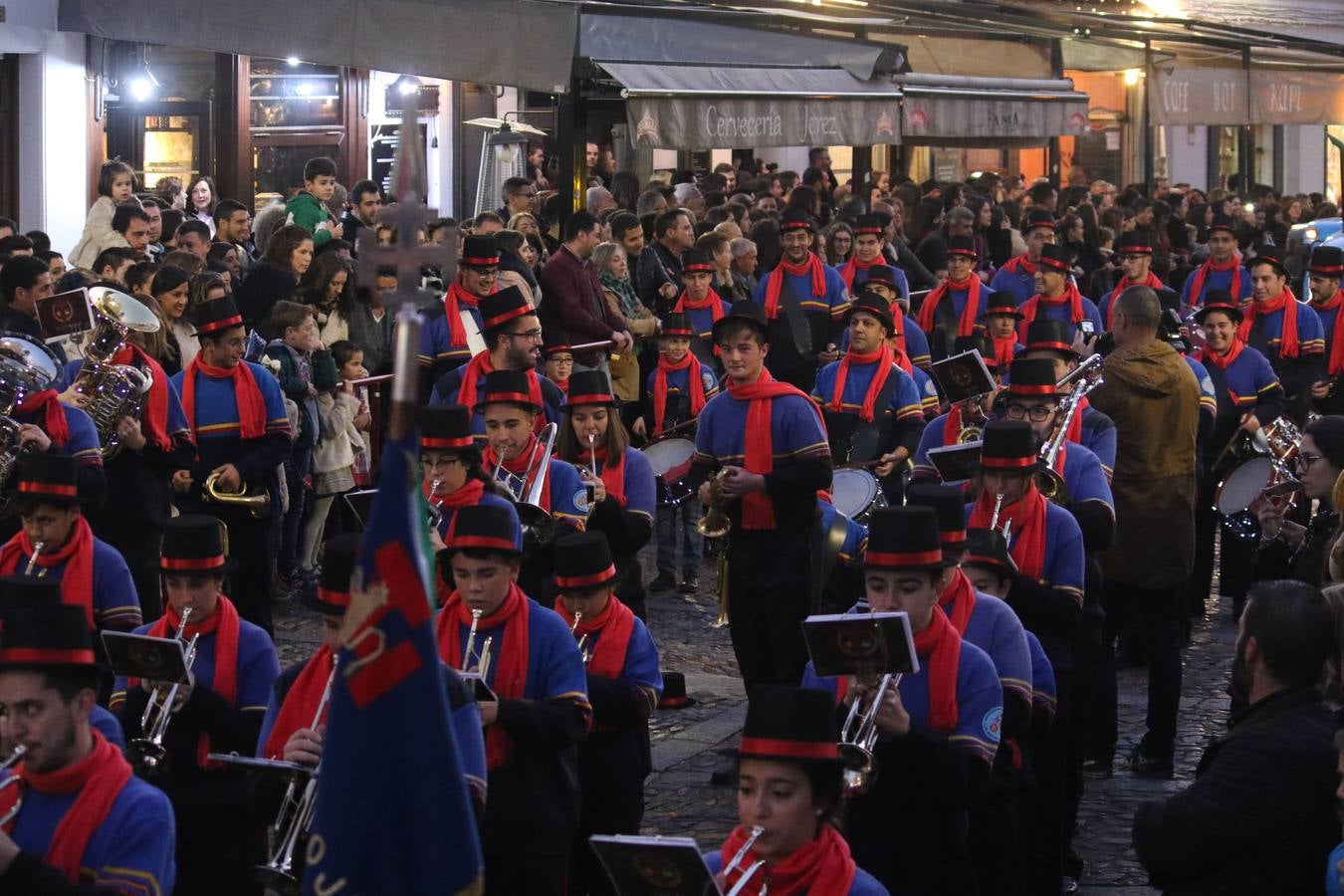 Jerez de los Caballeros se inundó de magia, ilusión y colorido con su tradicional Cabalgata de Reyes Magos. Primero, fueron los mayores de la Residencia Hernando de Soto quienes disfrutaron de la presencia de sus Majestades de Oriente junto a la visita de autoridades y miembros de las distintas cofradías y hermandades. Desde el Ayuntamiento se había dispuesto este año un recorrido distinto y el el entorno del citado centro, junto al parque de Santa Lucía, fue el punto de partida de una cabalgata que vivió uno de sus momentos más extraordinarios en la Plaza de España con mucha presencia de público. Junto a los tronos de Melchor, Gaspar y Baltasar, carrozas realizadas por el Ayuntamiento, destacó la participación de asociaciones y colectivos: vecinos de La Bazana, 'Euexia Rural', la Asociación cultural del Belén Santa Ángela y la Asociación juvenil 'La Trouppe', que con más de 100 componentes ofreció un gran espectáculo con la recreación de la fantasía de 'El Rey león'. La música acrecentó el ambiente de ilusión, con los sones de la Agrupación Musical 'Nuestro Padre Jesús Nazareno' y la Agrupación Musical 'Maestro Sousa' de la OJE. Los más pequeños vivieron la cita con emoción y fueron los verdaderos protagonistas del mejor prólogo de una de las noches más especiales del año.Además del amplio despliegue de fantasía y colorido, estuvo la labor de: Policía Local, Cruz Roja, Protección Civil, Bomberos, Guardia Civil, para el buen desarrollo de este evento.