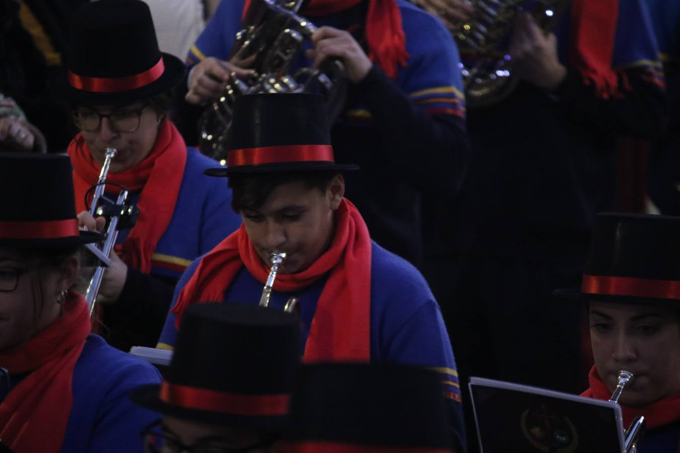 Jerez de los Caballeros se inundó de magia, ilusión y colorido con su tradicional Cabalgata de Reyes Magos. Primero, fueron los mayores de la Residencia Hernando de Soto quienes disfrutaron de la presencia de sus Majestades de Oriente junto a la visita de autoridades y miembros de las distintas cofradías y hermandades. Desde el Ayuntamiento se había dispuesto este año un recorrido distinto y el el entorno del citado centro, junto al parque de Santa Lucía, fue el punto de partida de una cabalgata que vivió uno de sus momentos más extraordinarios en la Plaza de España con mucha presencia de público. Junto a los tronos de Melchor, Gaspar y Baltasar, carrozas realizadas por el Ayuntamiento, destacó la participación de asociaciones y colectivos: vecinos de La Bazana, 'Euexia Rural', la Asociación cultural del Belén Santa Ángela y la Asociación juvenil 'La Trouppe', que con más de 100 componentes ofreció un gran espectáculo con la recreación de la fantasía de 'El Rey león'. La música acrecentó el ambiente de ilusión, con los sones de la Agrupación Musical 'Nuestro Padre Jesús Nazareno' y la Agrupación Musical 'Maestro Sousa' de la OJE. Los más pequeños vivieron la cita con emoción y fueron los verdaderos protagonistas del mejor prólogo de una de las noches más especiales del año.Además del amplio despliegue de fantasía y colorido, estuvo la labor de: Policía Local, Cruz Roja, Protección Civil, Bomberos, Guardia Civil, para el buen desarrollo de este evento.