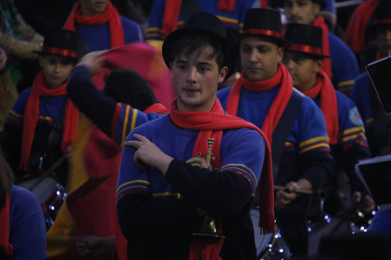 Jerez de los Caballeros se inundó de magia, ilusión y colorido con su tradicional Cabalgata de Reyes Magos. Primero, fueron los mayores de la Residencia Hernando de Soto quienes disfrutaron de la presencia de sus Majestades de Oriente junto a la visita de autoridades y miembros de las distintas cofradías y hermandades. Desde el Ayuntamiento se había dispuesto este año un recorrido distinto y el el entorno del citado centro, junto al parque de Santa Lucía, fue el punto de partida de una cabalgata que vivió uno de sus momentos más extraordinarios en la Plaza de España con mucha presencia de público. Junto a los tronos de Melchor, Gaspar y Baltasar, carrozas realizadas por el Ayuntamiento, destacó la participación de asociaciones y colectivos: vecinos de La Bazana, 'Euexia Rural', la Asociación cultural del Belén Santa Ángela y la Asociación juvenil 'La Trouppe', que con más de 100 componentes ofreció un gran espectáculo con la recreación de la fantasía de 'El Rey león'. La música acrecentó el ambiente de ilusión, con los sones de la Agrupación Musical 'Nuestro Padre Jesús Nazareno' y la Agrupación Musical 'Maestro Sousa' de la OJE. Los más pequeños vivieron la cita con emoción y fueron los verdaderos protagonistas del mejor prólogo de una de las noches más especiales del año.Además del amplio despliegue de fantasía y colorido, estuvo la labor de: Policía Local, Cruz Roja, Protección Civil, Bomberos, Guardia Civil, para el buen desarrollo de este evento.