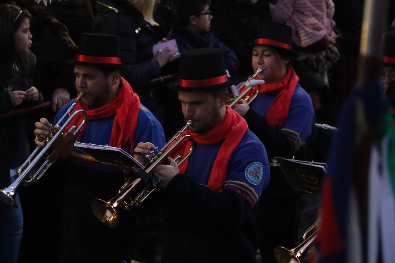 Jerez de los Caballeros se inundó de magia, ilusión y colorido con su tradicional Cabalgata de Reyes Magos. Primero, fueron los mayores de la Residencia Hernando de Soto quienes disfrutaron de la presencia de sus Majestades de Oriente junto a la visita de autoridades y miembros de las distintas cofradías y hermandades. Desde el Ayuntamiento se había dispuesto este año un recorrido distinto y el el entorno del citado centro, junto al parque de Santa Lucía, fue el punto de partida de una cabalgata que vivió uno de sus momentos más extraordinarios en la Plaza de España con mucha presencia de público. Junto a los tronos de Melchor, Gaspar y Baltasar, carrozas realizadas por el Ayuntamiento, destacó la participación de asociaciones y colectivos: vecinos de La Bazana, 'Euexia Rural', la Asociación cultural del Belén Santa Ángela y la Asociación juvenil 'La Trouppe', que con más de 100 componentes ofreció un gran espectáculo con la recreación de la fantasía de 'El Rey león'. La música acrecentó el ambiente de ilusión, con los sones de la Agrupación Musical 'Nuestro Padre Jesús Nazareno' y la Agrupación Musical 'Maestro Sousa' de la OJE. Los más pequeños vivieron la cita con emoción y fueron los verdaderos protagonistas del mejor prólogo de una de las noches más especiales del año.Además del amplio despliegue de fantasía y colorido, estuvo la labor de: Policía Local, Cruz Roja, Protección Civil, Bomberos, Guardia Civil, para el buen desarrollo de este evento.