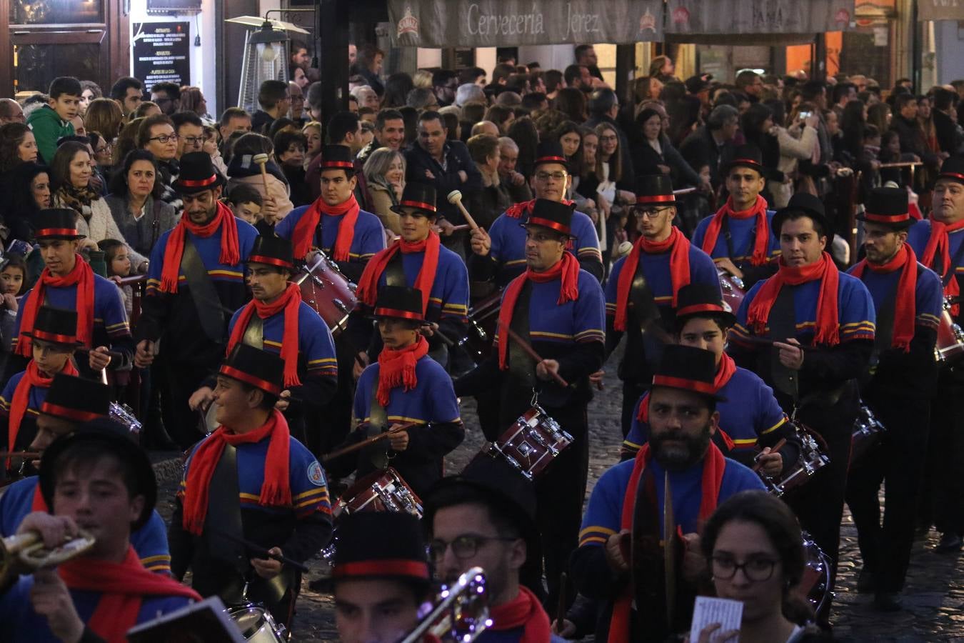 Jerez de los Caballeros se inundó de magia, ilusión y colorido con su tradicional Cabalgata de Reyes Magos. Primero, fueron los mayores de la Residencia Hernando de Soto quienes disfrutaron de la presencia de sus Majestades de Oriente junto a la visita de autoridades y miembros de las distintas cofradías y hermandades. Desde el Ayuntamiento se había dispuesto este año un recorrido distinto y el el entorno del citado centro, junto al parque de Santa Lucía, fue el punto de partida de una cabalgata que vivió uno de sus momentos más extraordinarios en la Plaza de España con mucha presencia de público. Junto a los tronos de Melchor, Gaspar y Baltasar, carrozas realizadas por el Ayuntamiento, destacó la participación de asociaciones y colectivos: vecinos de La Bazana, 'Euexia Rural', la Asociación cultural del Belén Santa Ángela y la Asociación juvenil 'La Trouppe', que con más de 100 componentes ofreció un gran espectáculo con la recreación de la fantasía de 'El Rey león'. La música acrecentó el ambiente de ilusión, con los sones de la Agrupación Musical 'Nuestro Padre Jesús Nazareno' y la Agrupación Musical 'Maestro Sousa' de la OJE. Los más pequeños vivieron la cita con emoción y fueron los verdaderos protagonistas del mejor prólogo de una de las noches más especiales del año.Además del amplio despliegue de fantasía y colorido, estuvo la labor de: Policía Local, Cruz Roja, Protección Civil, Bomberos, Guardia Civil, para el buen desarrollo de este evento.