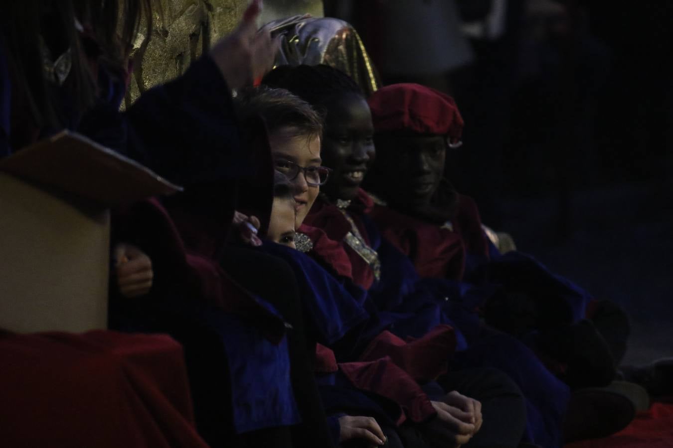 Jerez de los Caballeros se inundó de magia, ilusión y colorido con su tradicional Cabalgata de Reyes Magos. Primero, fueron los mayores de la Residencia Hernando de Soto quienes disfrutaron de la presencia de sus Majestades de Oriente junto a la visita de autoridades y miembros de las distintas cofradías y hermandades. Desde el Ayuntamiento se había dispuesto este año un recorrido distinto y el el entorno del citado centro, junto al parque de Santa Lucía, fue el punto de partida de una cabalgata que vivió uno de sus momentos más extraordinarios en la Plaza de España con mucha presencia de público. Junto a los tronos de Melchor, Gaspar y Baltasar, carrozas realizadas por el Ayuntamiento, destacó la participación de asociaciones y colectivos: vecinos de La Bazana, 'Euexia Rural', la Asociación cultural del Belén Santa Ángela y la Asociación juvenil 'La Trouppe', que con más de 100 componentes ofreció un gran espectáculo con la recreación de la fantasía de 'El Rey león'. La música acrecentó el ambiente de ilusión, con los sones de la Agrupación Musical 'Nuestro Padre Jesús Nazareno' y la Agrupación Musical 'Maestro Sousa' de la OJE. Los más pequeños vivieron la cita con emoción y fueron los verdaderos protagonistas del mejor prólogo de una de las noches más especiales del año.Además del amplio despliegue de fantasía y colorido, estuvo la labor de: Policía Local, Cruz Roja, Protección Civil, Bomberos, Guardia Civil, para el buen desarrollo de este evento.
