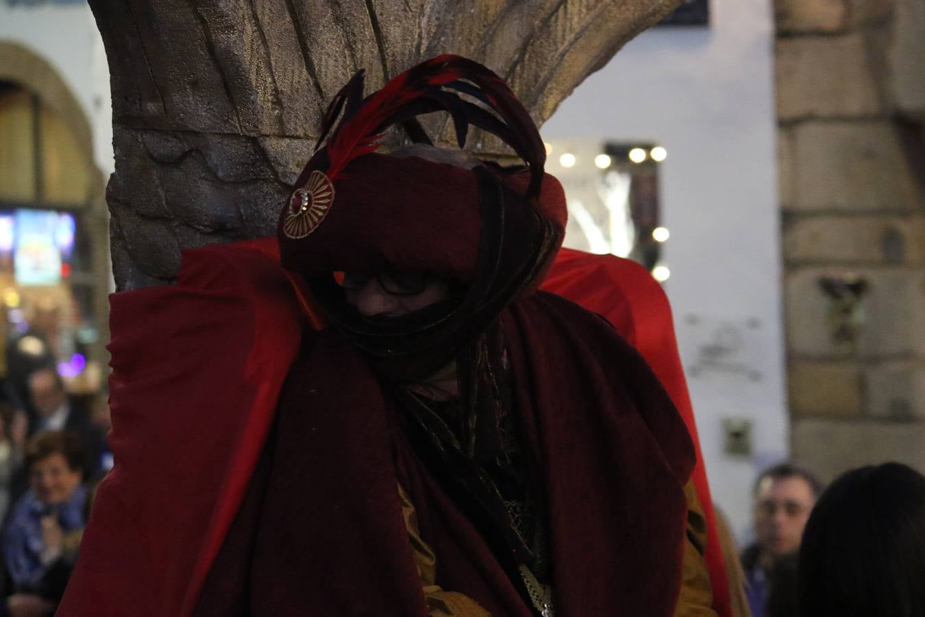 Jerez de los Caballeros se inundó de magia, ilusión y colorido con su tradicional Cabalgata de Reyes Magos. Primero, fueron los mayores de la Residencia Hernando de Soto quienes disfrutaron de la presencia de sus Majestades de Oriente junto a la visita de autoridades y miembros de las distintas cofradías y hermandades. Desde el Ayuntamiento se había dispuesto este año un recorrido distinto y el el entorno del citado centro, junto al parque de Santa Lucía, fue el punto de partida de una cabalgata que vivió uno de sus momentos más extraordinarios en la Plaza de España con mucha presencia de público. Junto a los tronos de Melchor, Gaspar y Baltasar, carrozas realizadas por el Ayuntamiento, destacó la participación de asociaciones y colectivos: vecinos de La Bazana, 'Euexia Rural', la Asociación cultural del Belén Santa Ángela y la Asociación juvenil 'La Trouppe', que con más de 100 componentes ofreció un gran espectáculo con la recreación de la fantasía de 'El Rey león'. La música acrecentó el ambiente de ilusión, con los sones de la Agrupación Musical 'Nuestro Padre Jesús Nazareno' y la Agrupación Musical 'Maestro Sousa' de la OJE. Los más pequeños vivieron la cita con emoción y fueron los verdaderos protagonistas del mejor prólogo de una de las noches más especiales del año.Además del amplio despliegue de fantasía y colorido, estuvo la labor de: Policía Local, Cruz Roja, Protección Civil, Bomberos, Guardia Civil, para el buen desarrollo de este evento.