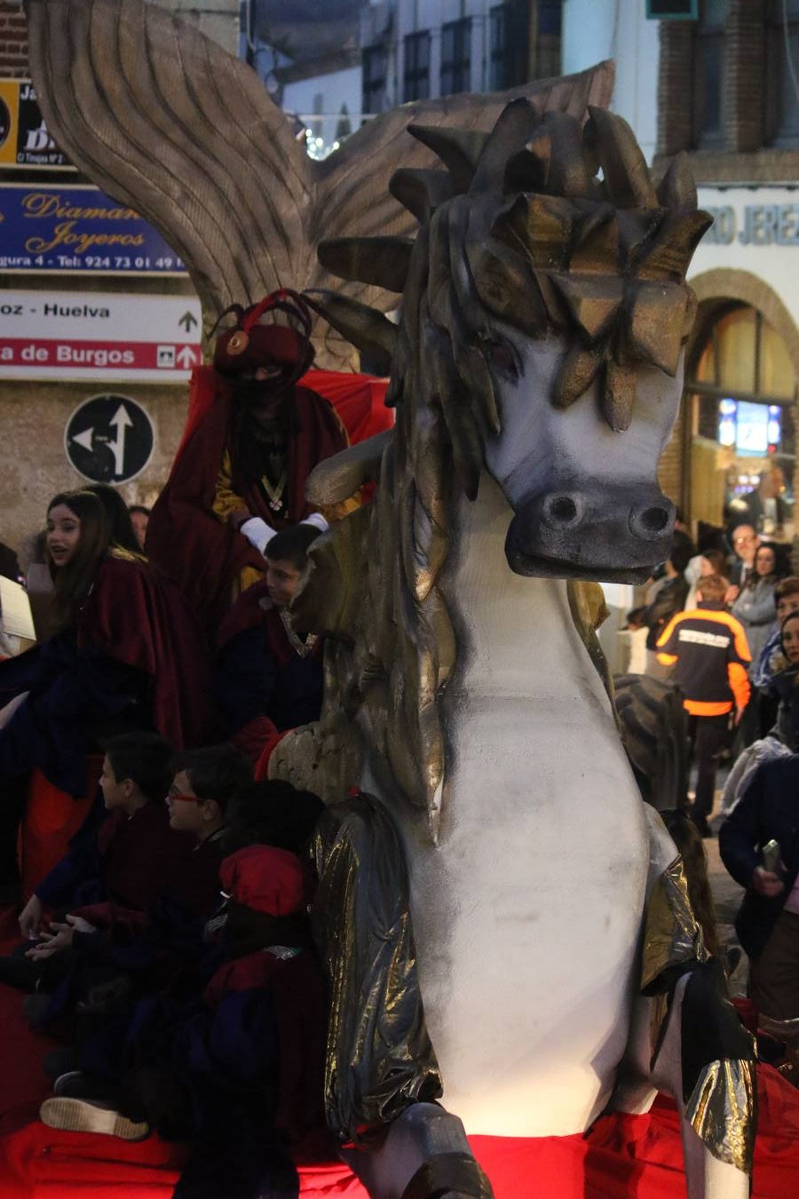 Jerez de los Caballeros se inundó de magia, ilusión y colorido con su tradicional Cabalgata de Reyes Magos. Primero, fueron los mayores de la Residencia Hernando de Soto quienes disfrutaron de la presencia de sus Majestades de Oriente junto a la visita de autoridades y miembros de las distintas cofradías y hermandades. Desde el Ayuntamiento se había dispuesto este año un recorrido distinto y el el entorno del citado centro, junto al parque de Santa Lucía, fue el punto de partida de una cabalgata que vivió uno de sus momentos más extraordinarios en la Plaza de España con mucha presencia de público. Junto a los tronos de Melchor, Gaspar y Baltasar, carrozas realizadas por el Ayuntamiento, destacó la participación de asociaciones y colectivos: vecinos de La Bazana, 'Euexia Rural', la Asociación cultural del Belén Santa Ángela y la Asociación juvenil 'La Trouppe', que con más de 100 componentes ofreció un gran espectáculo con la recreación de la fantasía de 'El Rey león'. La música acrecentó el ambiente de ilusión, con los sones de la Agrupación Musical 'Nuestro Padre Jesús Nazareno' y la Agrupación Musical 'Maestro Sousa' de la OJE. Los más pequeños vivieron la cita con emoción y fueron los verdaderos protagonistas del mejor prólogo de una de las noches más especiales del año.Además del amplio despliegue de fantasía y colorido, estuvo la labor de: Policía Local, Cruz Roja, Protección Civil, Bomberos, Guardia Civil, para el buen desarrollo de este evento.