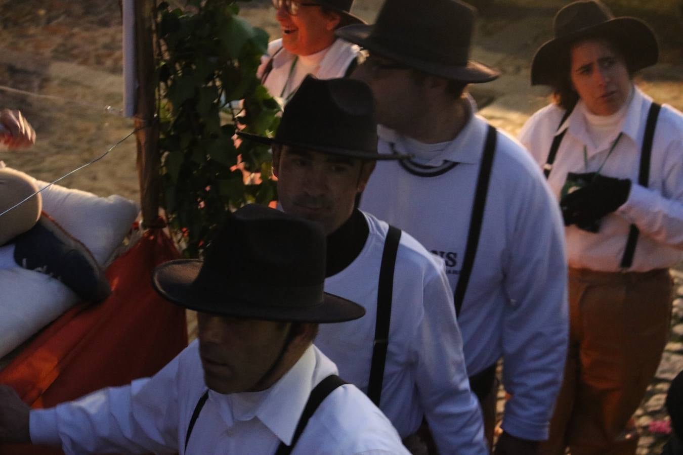 Jerez de los Caballeros se inundó de magia, ilusión y colorido con su tradicional Cabalgata de Reyes Magos. Primero, fueron los mayores de la Residencia Hernando de Soto quienes disfrutaron de la presencia de sus Majestades de Oriente junto a la visita de autoridades y miembros de las distintas cofradías y hermandades. Desde el Ayuntamiento se había dispuesto este año un recorrido distinto y el el entorno del citado centro, junto al parque de Santa Lucía, fue el punto de partida de una cabalgata que vivió uno de sus momentos más extraordinarios en la Plaza de España con mucha presencia de público. Junto a los tronos de Melchor, Gaspar y Baltasar, carrozas realizadas por el Ayuntamiento, destacó la participación de asociaciones y colectivos: vecinos de La Bazana, 'Euexia Rural', la Asociación cultural del Belén Santa Ángela y la Asociación juvenil 'La Trouppe', que con más de 100 componentes ofreció un gran espectáculo con la recreación de la fantasía de 'El Rey león'. La música acrecentó el ambiente de ilusión, con los sones de la Agrupación Musical 'Nuestro Padre Jesús Nazareno' y la Agrupación Musical 'Maestro Sousa' de la OJE. Los más pequeños vivieron la cita con emoción y fueron los verdaderos protagonistas del mejor prólogo de una de las noches más especiales del año.Además del amplio despliegue de fantasía y colorido, estuvo la labor de: Policía Local, Cruz Roja, Protección Civil, Bomberos, Guardia Civil, para el buen desarrollo de este evento.