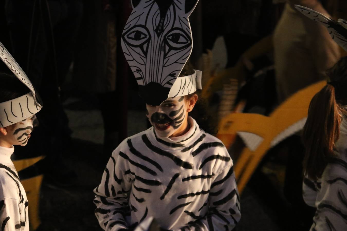 Jerez de los Caballeros se inundó de magia, ilusión y colorido con su tradicional Cabalgata de Reyes Magos. Primero, fueron los mayores de la Residencia Hernando de Soto quienes disfrutaron de la presencia de sus Majestades de Oriente junto a la visita de autoridades y miembros de las distintas cofradías y hermandades. Desde el Ayuntamiento se había dispuesto este año un recorrido distinto y el el entorno del citado centro, junto al parque de Santa Lucía, fue el punto de partida de una cabalgata que vivió uno de sus momentos más extraordinarios en la Plaza de España con mucha presencia de público. Junto a los tronos de Melchor, Gaspar y Baltasar, carrozas realizadas por el Ayuntamiento, destacó la participación de asociaciones y colectivos: vecinos de La Bazana, 'Euexia Rural', la Asociación cultural del Belén Santa Ángela y la Asociación juvenil 'La Trouppe', que con más de 100 componentes ofreció un gran espectáculo con la recreación de la fantasía de 'El Rey león'. La música acrecentó el ambiente de ilusión, con los sones de la Agrupación Musical 'Nuestro Padre Jesús Nazareno' y la Agrupación Musical 'Maestro Sousa' de la OJE. Los más pequeños vivieron la cita con emoción y fueron los verdaderos protagonistas del mejor prólogo de una de las noches más especiales del año.Además del amplio despliegue de fantasía y colorido, estuvo la labor de: Policía Local, Cruz Roja, Protección Civil, Bomberos, Guardia Civil, para el buen desarrollo de este evento.
