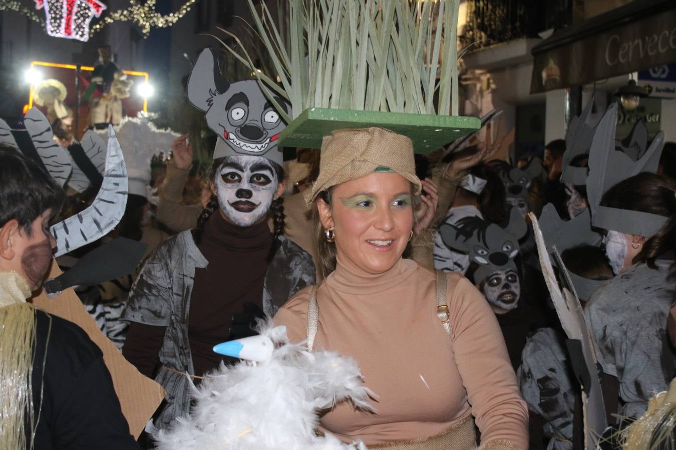 Jerez de los Caballeros se inundó de magia, ilusión y colorido con su tradicional Cabalgata de Reyes Magos. Primero, fueron los mayores de la Residencia Hernando de Soto quienes disfrutaron de la presencia de sus Majestades de Oriente junto a la visita de autoridades y miembros de las distintas cofradías y hermandades. Desde el Ayuntamiento se había dispuesto este año un recorrido distinto y el el entorno del citado centro, junto al parque de Santa Lucía, fue el punto de partida de una cabalgata que vivió uno de sus momentos más extraordinarios en la Plaza de España con mucha presencia de público. Junto a los tronos de Melchor, Gaspar y Baltasar, carrozas realizadas por el Ayuntamiento, destacó la participación de asociaciones y colectivos: vecinos de La Bazana, 'Euexia Rural', la Asociación cultural del Belén Santa Ángela y la Asociación juvenil 'La Trouppe', que con más de 100 componentes ofreció un gran espectáculo con la recreación de la fantasía de 'El Rey león'. La música acrecentó el ambiente de ilusión, con los sones de la Agrupación Musical 'Nuestro Padre Jesús Nazareno' y la Agrupación Musical 'Maestro Sousa' de la OJE. Los más pequeños vivieron la cita con emoción y fueron los verdaderos protagonistas del mejor prólogo de una de las noches más especiales del año.Además del amplio despliegue de fantasía y colorido, estuvo la labor de: Policía Local, Cruz Roja, Protección Civil, Bomberos, Guardia Civil, para el buen desarrollo de este evento.