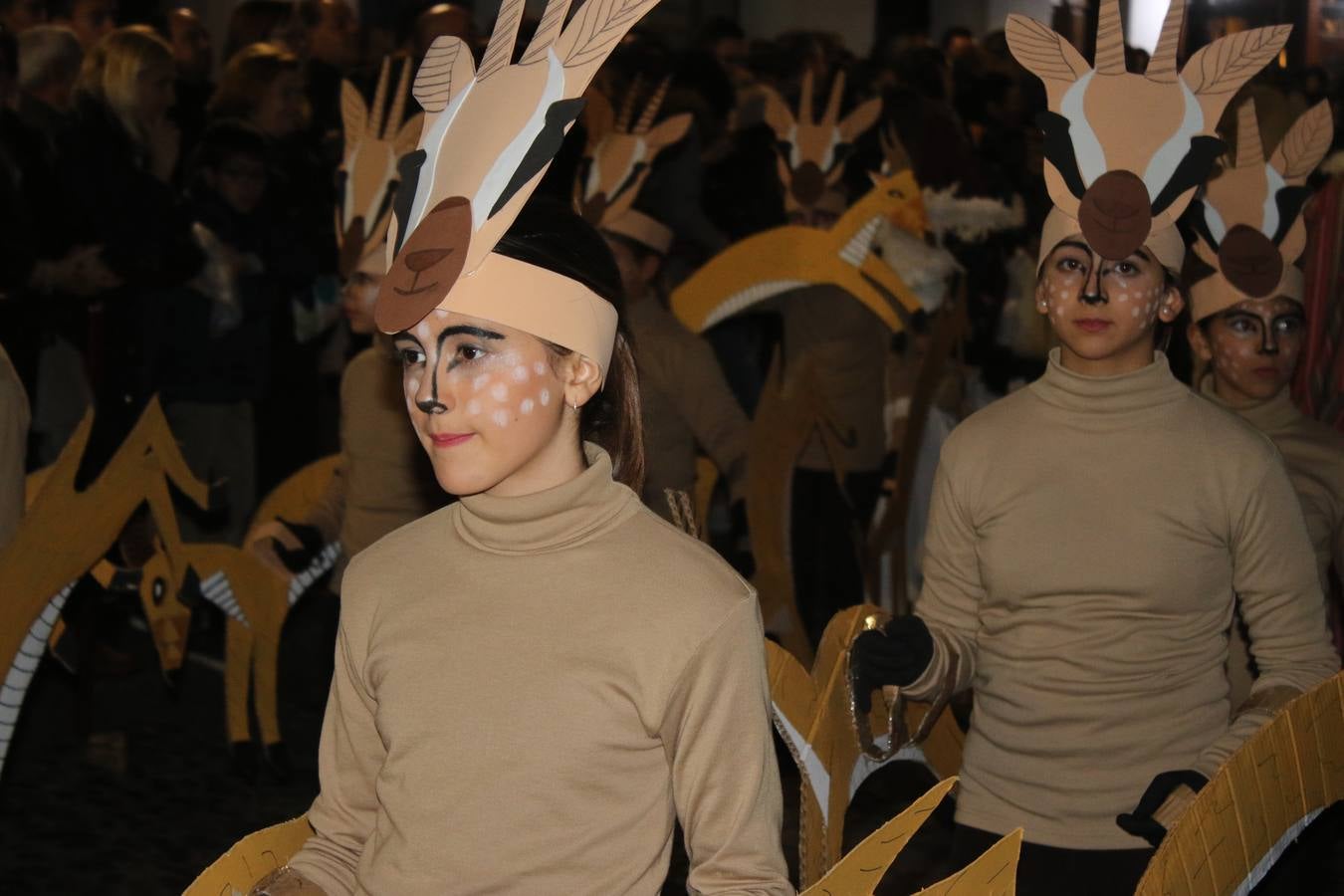 Jerez de los Caballeros se inundó de magia, ilusión y colorido con su tradicional Cabalgata de Reyes Magos. Primero, fueron los mayores de la Residencia Hernando de Soto quienes disfrutaron de la presencia de sus Majestades de Oriente junto a la visita de autoridades y miembros de las distintas cofradías y hermandades. Desde el Ayuntamiento se había dispuesto este año un recorrido distinto y el el entorno del citado centro, junto al parque de Santa Lucía, fue el punto de partida de una cabalgata que vivió uno de sus momentos más extraordinarios en la Plaza de España con mucha presencia de público. Junto a los tronos de Melchor, Gaspar y Baltasar, carrozas realizadas por el Ayuntamiento, destacó la participación de asociaciones y colectivos: vecinos de La Bazana, 'Euexia Rural', la Asociación cultural del Belén Santa Ángela y la Asociación juvenil 'La Trouppe', que con más de 100 componentes ofreció un gran espectáculo con la recreación de la fantasía de 'El Rey león'. La música acrecentó el ambiente de ilusión, con los sones de la Agrupación Musical 'Nuestro Padre Jesús Nazareno' y la Agrupación Musical 'Maestro Sousa' de la OJE. Los más pequeños vivieron la cita con emoción y fueron los verdaderos protagonistas del mejor prólogo de una de las noches más especiales del año.Además del amplio despliegue de fantasía y colorido, estuvo la labor de: Policía Local, Cruz Roja, Protección Civil, Bomberos, Guardia Civil, para el buen desarrollo de este evento.