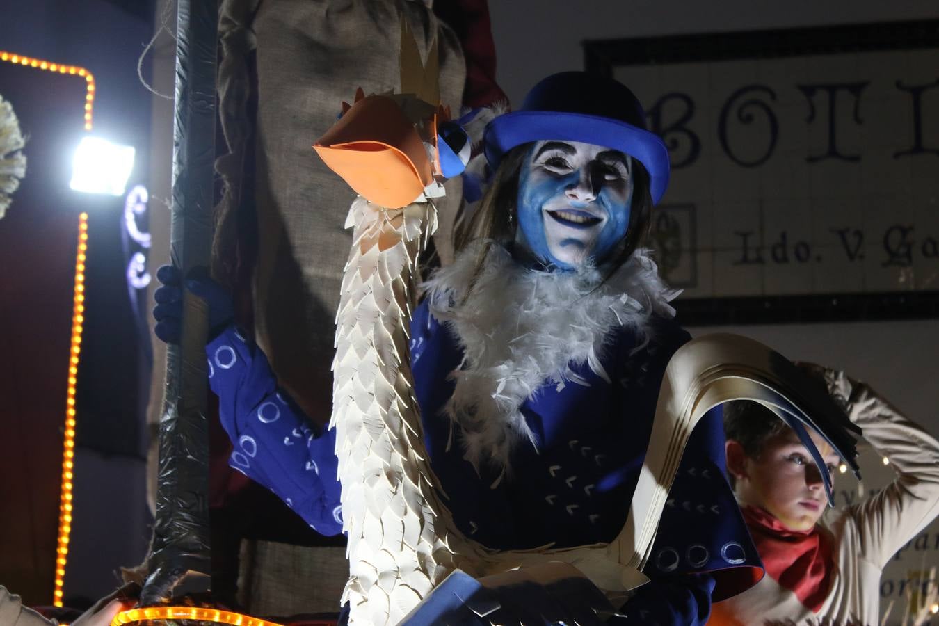 Jerez de los Caballeros se inundó de magia, ilusión y colorido con su tradicional Cabalgata de Reyes Magos. Primero, fueron los mayores de la Residencia Hernando de Soto quienes disfrutaron de la presencia de sus Majestades de Oriente junto a la visita de autoridades y miembros de las distintas cofradías y hermandades. Desde el Ayuntamiento se había dispuesto este año un recorrido distinto y el el entorno del citado centro, junto al parque de Santa Lucía, fue el punto de partida de una cabalgata que vivió uno de sus momentos más extraordinarios en la Plaza de España con mucha presencia de público. Junto a los tronos de Melchor, Gaspar y Baltasar, carrozas realizadas por el Ayuntamiento, destacó la participación de asociaciones y colectivos: vecinos de La Bazana, 'Euexia Rural', la Asociación cultural del Belén Santa Ángela y la Asociación juvenil 'La Trouppe', que con más de 100 componentes ofreció un gran espectáculo con la recreación de la fantasía de 'El Rey león'. La música acrecentó el ambiente de ilusión, con los sones de la Agrupación Musical 'Nuestro Padre Jesús Nazareno' y la Agrupación Musical 'Maestro Sousa' de la OJE. Los más pequeños vivieron la cita con emoción y fueron los verdaderos protagonistas del mejor prólogo de una de las noches más especiales del año.Además del amplio despliegue de fantasía y colorido, estuvo la labor de: Policía Local, Cruz Roja, Protección Civil, Bomberos, Guardia Civil, para el buen desarrollo de este evento.