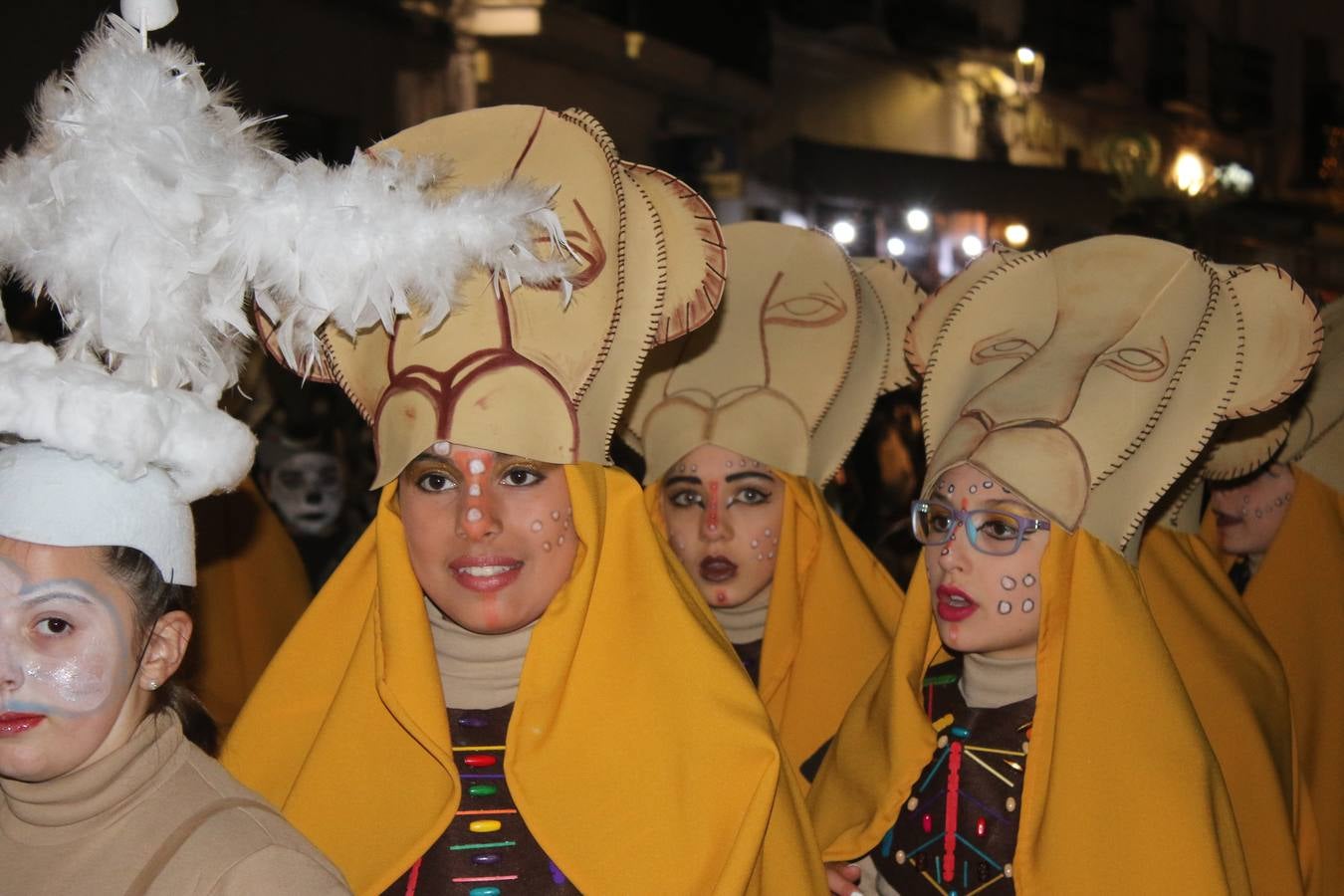 Jerez de los Caballeros se inundó de magia, ilusión y colorido con su tradicional Cabalgata de Reyes Magos. Primero, fueron los mayores de la Residencia Hernando de Soto quienes disfrutaron de la presencia de sus Majestades de Oriente junto a la visita de autoridades y miembros de las distintas cofradías y hermandades. Desde el Ayuntamiento se había dispuesto este año un recorrido distinto y el el entorno del citado centro, junto al parque de Santa Lucía, fue el punto de partida de una cabalgata que vivió uno de sus momentos más extraordinarios en la Plaza de España con mucha presencia de público. Junto a los tronos de Melchor, Gaspar y Baltasar, carrozas realizadas por el Ayuntamiento, destacó la participación de asociaciones y colectivos: vecinos de La Bazana, 'Euexia Rural', la Asociación cultural del Belén Santa Ángela y la Asociación juvenil 'La Trouppe', que con más de 100 componentes ofreció un gran espectáculo con la recreación de la fantasía de 'El Rey león'. La música acrecentó el ambiente de ilusión, con los sones de la Agrupación Musical 'Nuestro Padre Jesús Nazareno' y la Agrupación Musical 'Maestro Sousa' de la OJE. Los más pequeños vivieron la cita con emoción y fueron los verdaderos protagonistas del mejor prólogo de una de las noches más especiales del año.Además del amplio despliegue de fantasía y colorido, estuvo la labor de: Policía Local, Cruz Roja, Protección Civil, Bomberos, Guardia Civil, para el buen desarrollo de este evento.
