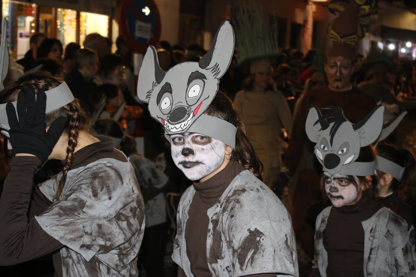 Jerez de los Caballeros se inundó de magia, ilusión y colorido con su tradicional Cabalgata de Reyes Magos. Primero, fueron los mayores de la Residencia Hernando de Soto quienes disfrutaron de la presencia de sus Majestades de Oriente junto a la visita de autoridades y miembros de las distintas cofradías y hermandades. Desde el Ayuntamiento se había dispuesto este año un recorrido distinto y el el entorno del citado centro, junto al parque de Santa Lucía, fue el punto de partida de una cabalgata que vivió uno de sus momentos más extraordinarios en la Plaza de España con mucha presencia de público. Junto a los tronos de Melchor, Gaspar y Baltasar, carrozas realizadas por el Ayuntamiento, destacó la participación de asociaciones y colectivos: vecinos de La Bazana, 'Euexia Rural', la Asociación cultural del Belén Santa Ángela y la Asociación juvenil 'La Trouppe', que con más de 100 componentes ofreció un gran espectáculo con la recreación de la fantasía de 'El Rey león'. La música acrecentó el ambiente de ilusión, con los sones de la Agrupación Musical 'Nuestro Padre Jesús Nazareno' y la Agrupación Musical 'Maestro Sousa' de la OJE. Los más pequeños vivieron la cita con emoción y fueron los verdaderos protagonistas del mejor prólogo de una de las noches más especiales del año.Además del amplio despliegue de fantasía y colorido, estuvo la labor de: Policía Local, Cruz Roja, Protección Civil, Bomberos, Guardia Civil, para el buen desarrollo de este evento.