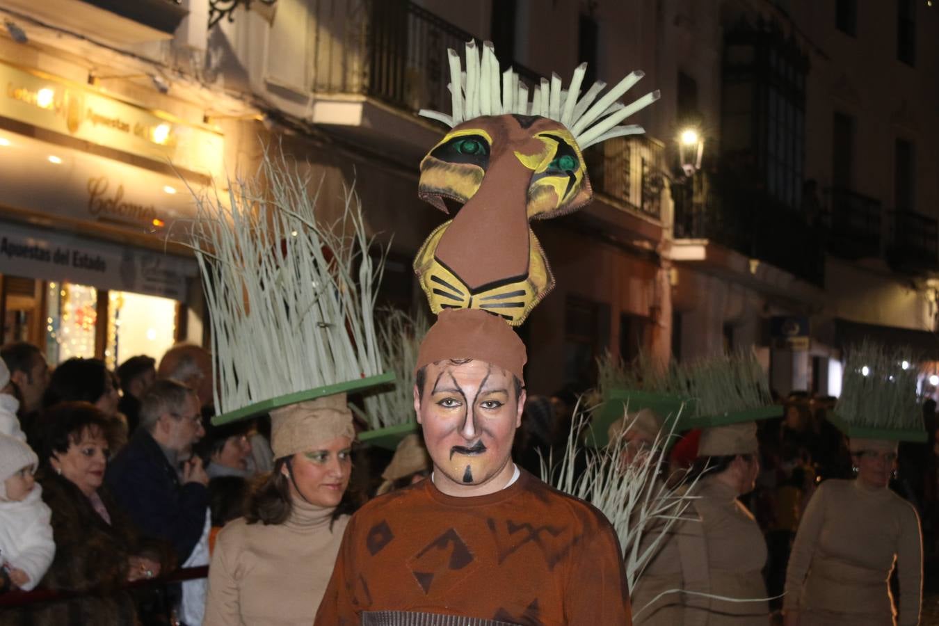 Jerez de los Caballeros se inundó de magia, ilusión y colorido con su tradicional Cabalgata de Reyes Magos. Primero, fueron los mayores de la Residencia Hernando de Soto quienes disfrutaron de la presencia de sus Majestades de Oriente junto a la visita de autoridades y miembros de las distintas cofradías y hermandades. Desde el Ayuntamiento se había dispuesto este año un recorrido distinto y el el entorno del citado centro, junto al parque de Santa Lucía, fue el punto de partida de una cabalgata que vivió uno de sus momentos más extraordinarios en la Plaza de España con mucha presencia de público. Junto a los tronos de Melchor, Gaspar y Baltasar, carrozas realizadas por el Ayuntamiento, destacó la participación de asociaciones y colectivos: vecinos de La Bazana, 'Euexia Rural', la Asociación cultural del Belén Santa Ángela y la Asociación juvenil 'La Trouppe', que con más de 100 componentes ofreció un gran espectáculo con la recreación de la fantasía de 'El Rey león'. La música acrecentó el ambiente de ilusión, con los sones de la Agrupación Musical 'Nuestro Padre Jesús Nazareno' y la Agrupación Musical 'Maestro Sousa' de la OJE. Los más pequeños vivieron la cita con emoción y fueron los verdaderos protagonistas del mejor prólogo de una de las noches más especiales del año.Además del amplio despliegue de fantasía y colorido, estuvo la labor de: Policía Local, Cruz Roja, Protección Civil, Bomberos, Guardia Civil, para el buen desarrollo de este evento.