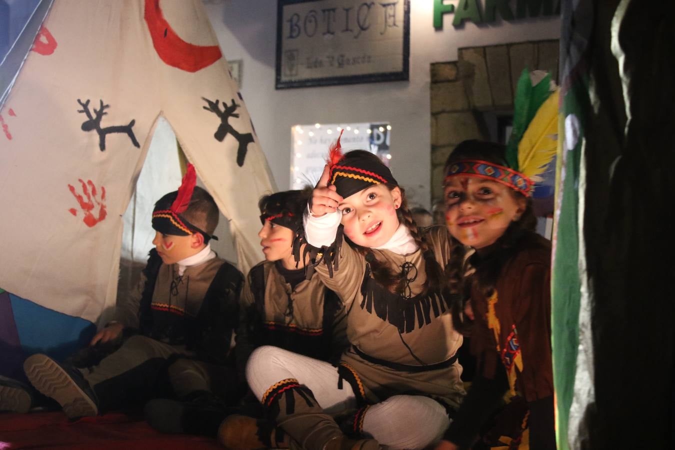 Jerez de los Caballeros se inundó de magia, ilusión y colorido con su tradicional Cabalgata de Reyes Magos. Primero, fueron los mayores de la Residencia Hernando de Soto quienes disfrutaron de la presencia de sus Majestades de Oriente junto a la visita de autoridades y miembros de las distintas cofradías y hermandades. Desde el Ayuntamiento se había dispuesto este año un recorrido distinto y el el entorno del citado centro, junto al parque de Santa Lucía, fue el punto de partida de una cabalgata que vivió uno de sus momentos más extraordinarios en la Plaza de España con mucha presencia de público. Junto a los tronos de Melchor, Gaspar y Baltasar, carrozas realizadas por el Ayuntamiento, destacó la participación de asociaciones y colectivos: vecinos de La Bazana, 'Euexia Rural', la Asociación cultural del Belén Santa Ángela y la Asociación juvenil 'La Trouppe', que con más de 100 componentes ofreció un gran espectáculo con la recreación de la fantasía de 'El Rey león'. La música acrecentó el ambiente de ilusión, con los sones de la Agrupación Musical 'Nuestro Padre Jesús Nazareno' y la Agrupación Musical 'Maestro Sousa' de la OJE. Los más pequeños vivieron la cita con emoción y fueron los verdaderos protagonistas del mejor prólogo de una de las noches más especiales del año.Además del amplio despliegue de fantasía y colorido, estuvo la labor de: Policía Local, Cruz Roja, Protección Civil, Bomberos, Guardia Civil, para el buen desarrollo de este evento.
