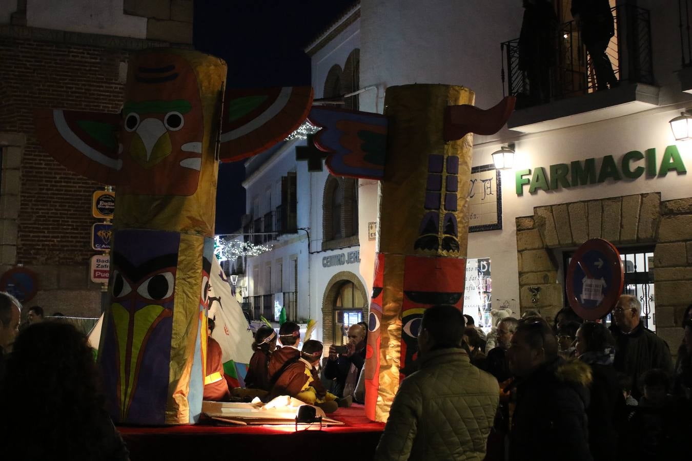 Jerez de los Caballeros se inundó de magia, ilusión y colorido con su tradicional Cabalgata de Reyes Magos. Primero, fueron los mayores de la Residencia Hernando de Soto quienes disfrutaron de la presencia de sus Majestades de Oriente junto a la visita de autoridades y miembros de las distintas cofradías y hermandades. Desde el Ayuntamiento se había dispuesto este año un recorrido distinto y el el entorno del citado centro, junto al parque de Santa Lucía, fue el punto de partida de una cabalgata que vivió uno de sus momentos más extraordinarios en la Plaza de España con mucha presencia de público. Junto a los tronos de Melchor, Gaspar y Baltasar, carrozas realizadas por el Ayuntamiento, destacó la participación de asociaciones y colectivos: vecinos de La Bazana, 'Euexia Rural', la Asociación cultural del Belén Santa Ángela y la Asociación juvenil 'La Trouppe', que con más de 100 componentes ofreció un gran espectáculo con la recreación de la fantasía de 'El Rey león'. La música acrecentó el ambiente de ilusión, con los sones de la Agrupación Musical 'Nuestro Padre Jesús Nazareno' y la Agrupación Musical 'Maestro Sousa' de la OJE. Los más pequeños vivieron la cita con emoción y fueron los verdaderos protagonistas del mejor prólogo de una de las noches más especiales del año.Además del amplio despliegue de fantasía y colorido, estuvo la labor de: Policía Local, Cruz Roja, Protección Civil, Bomberos, Guardia Civil, para el buen desarrollo de este evento.